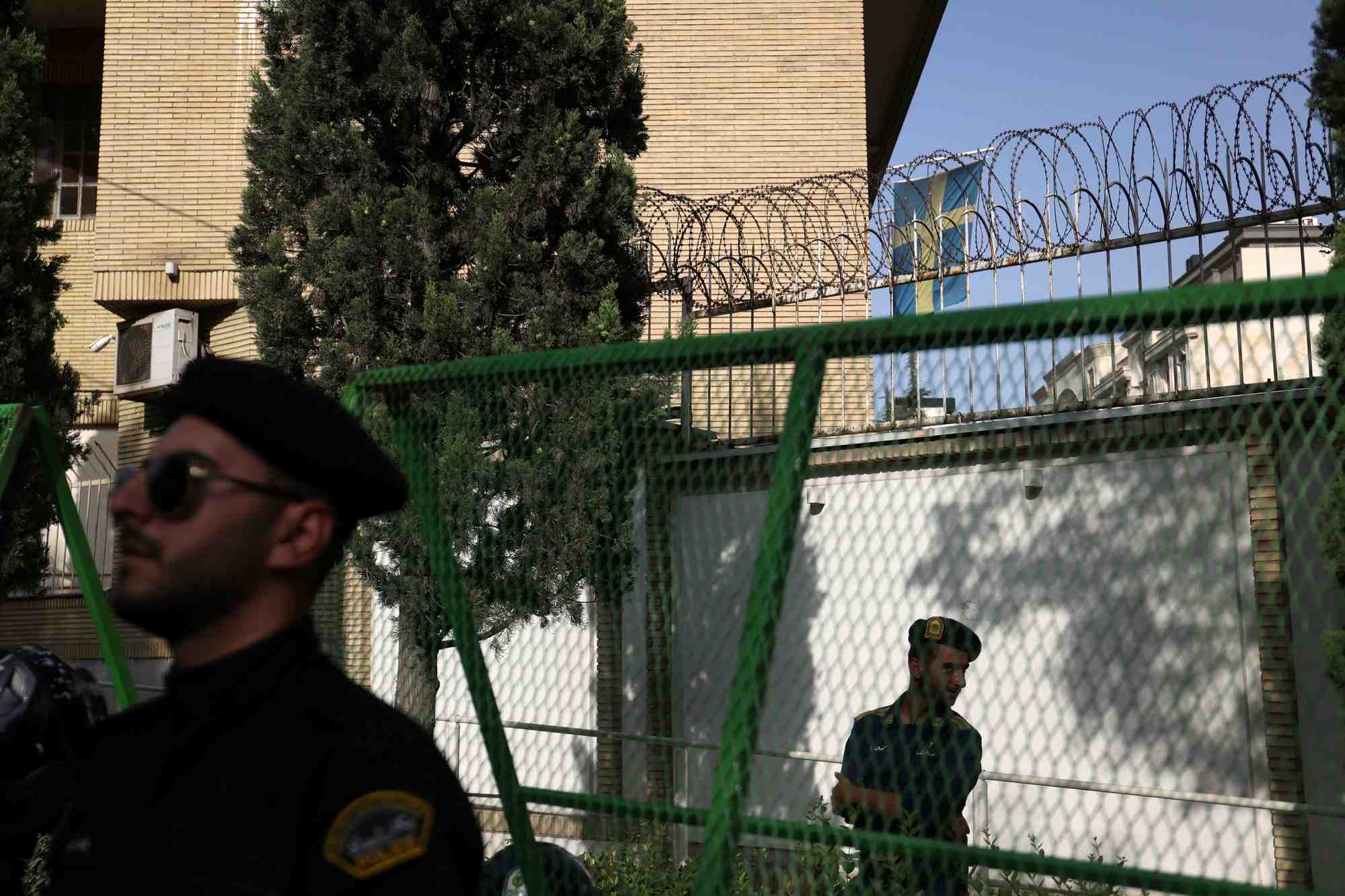Des militaires devant l'ambassade de suede a teheran, en iran