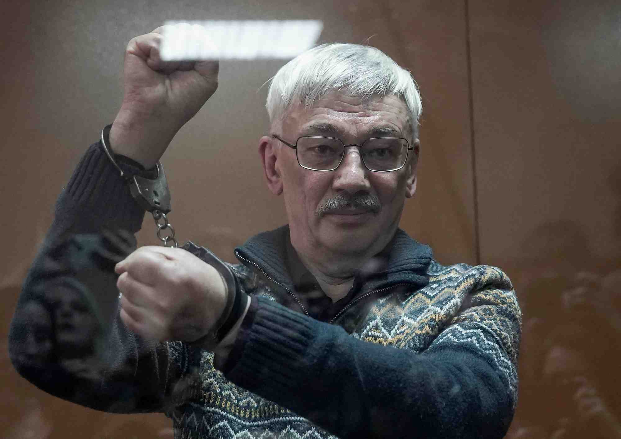 Le militant pour les droits de l'homme oleg orlov lors d'une audience a moscou