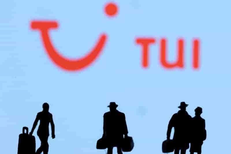 Des figurines devant le logo de tui