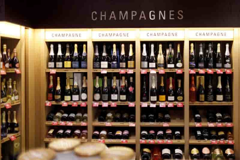 La champagne bousculee par des hausses de prix inedites