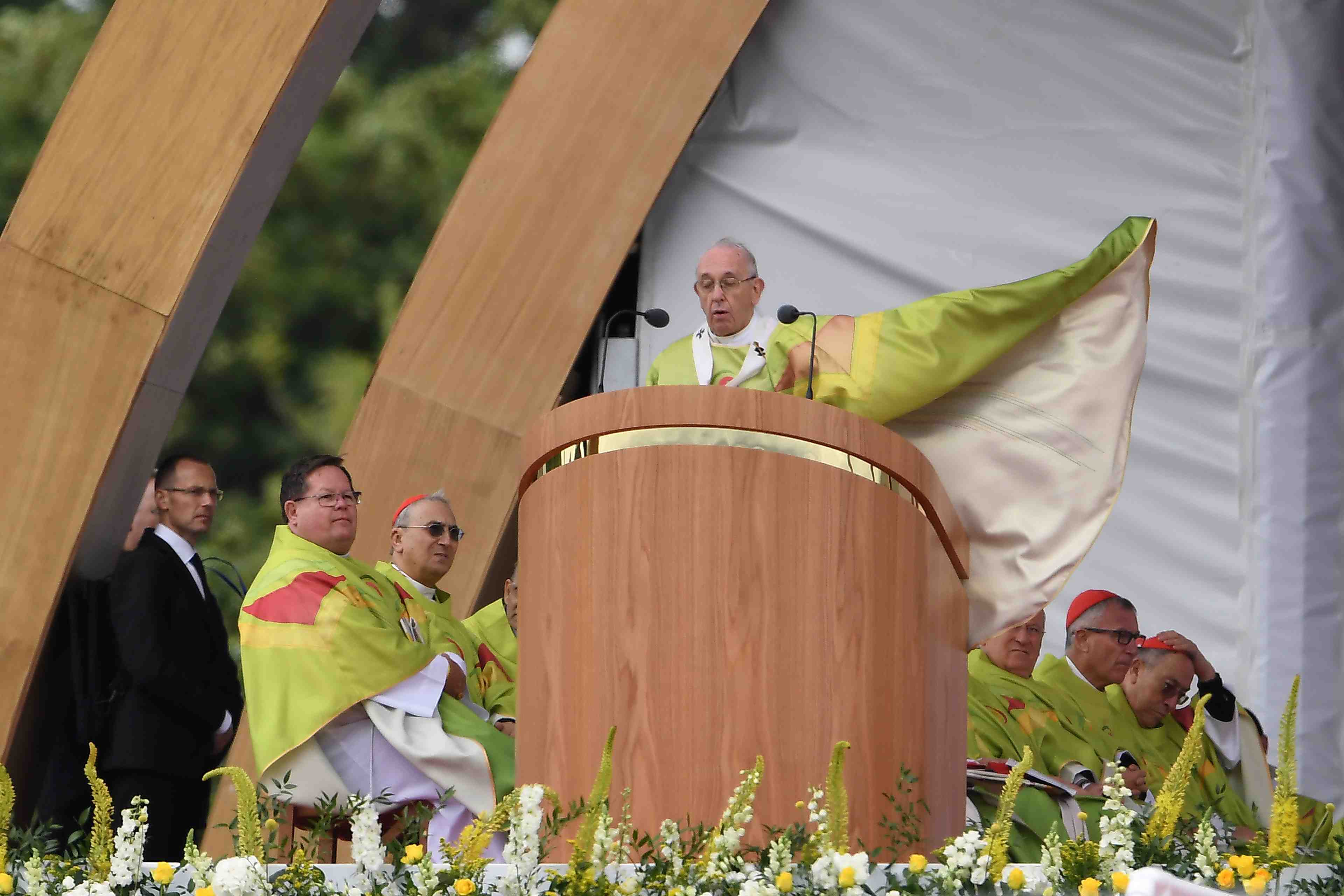 Le pape, accuse d'avoir couvert des abus sexuels, ne dira mot