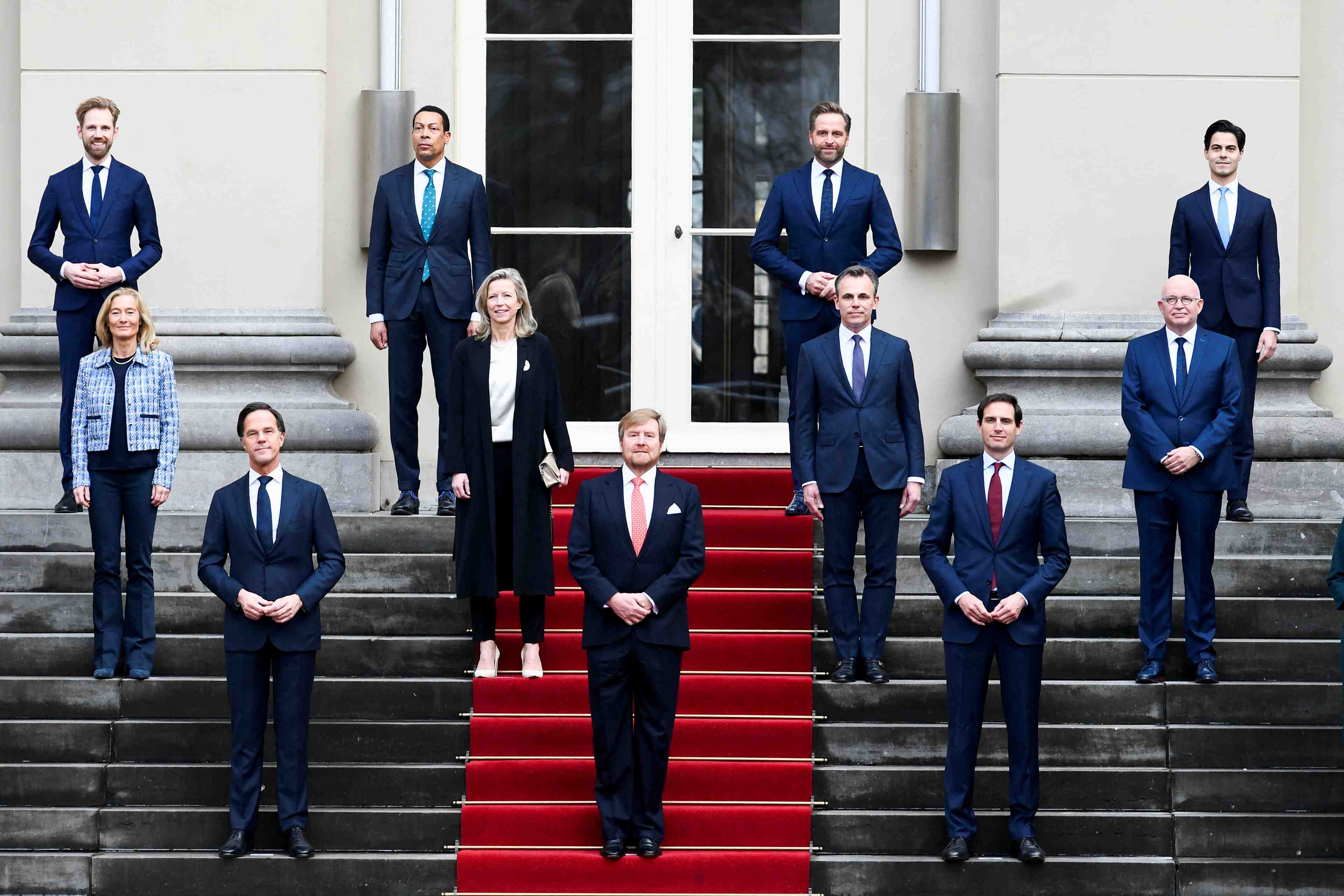 Pays-bas: le gouvernement prete serment, dix mois apres les legislatives
