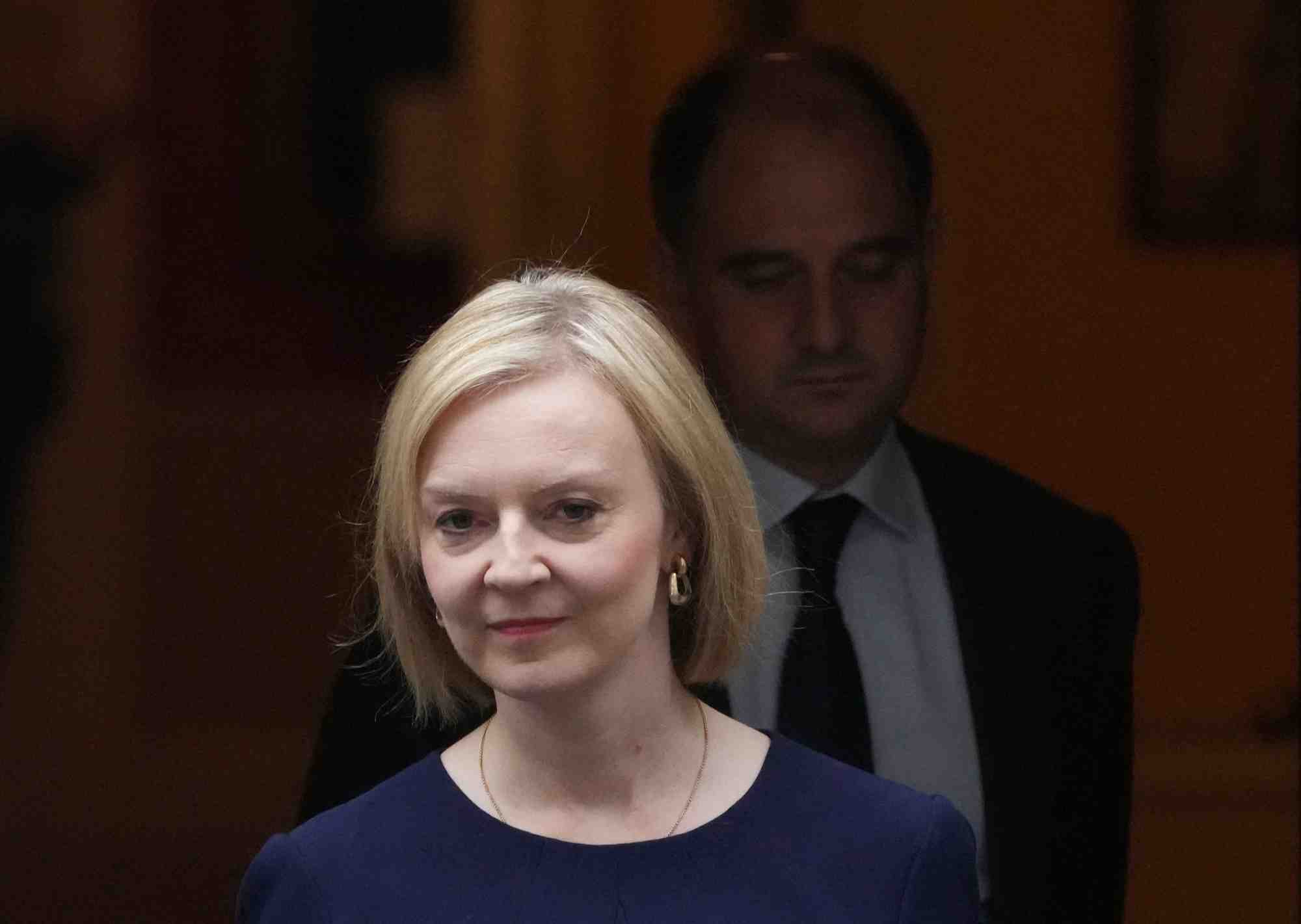 La premiere ministre britannique, liz truss, devant downing street a londres