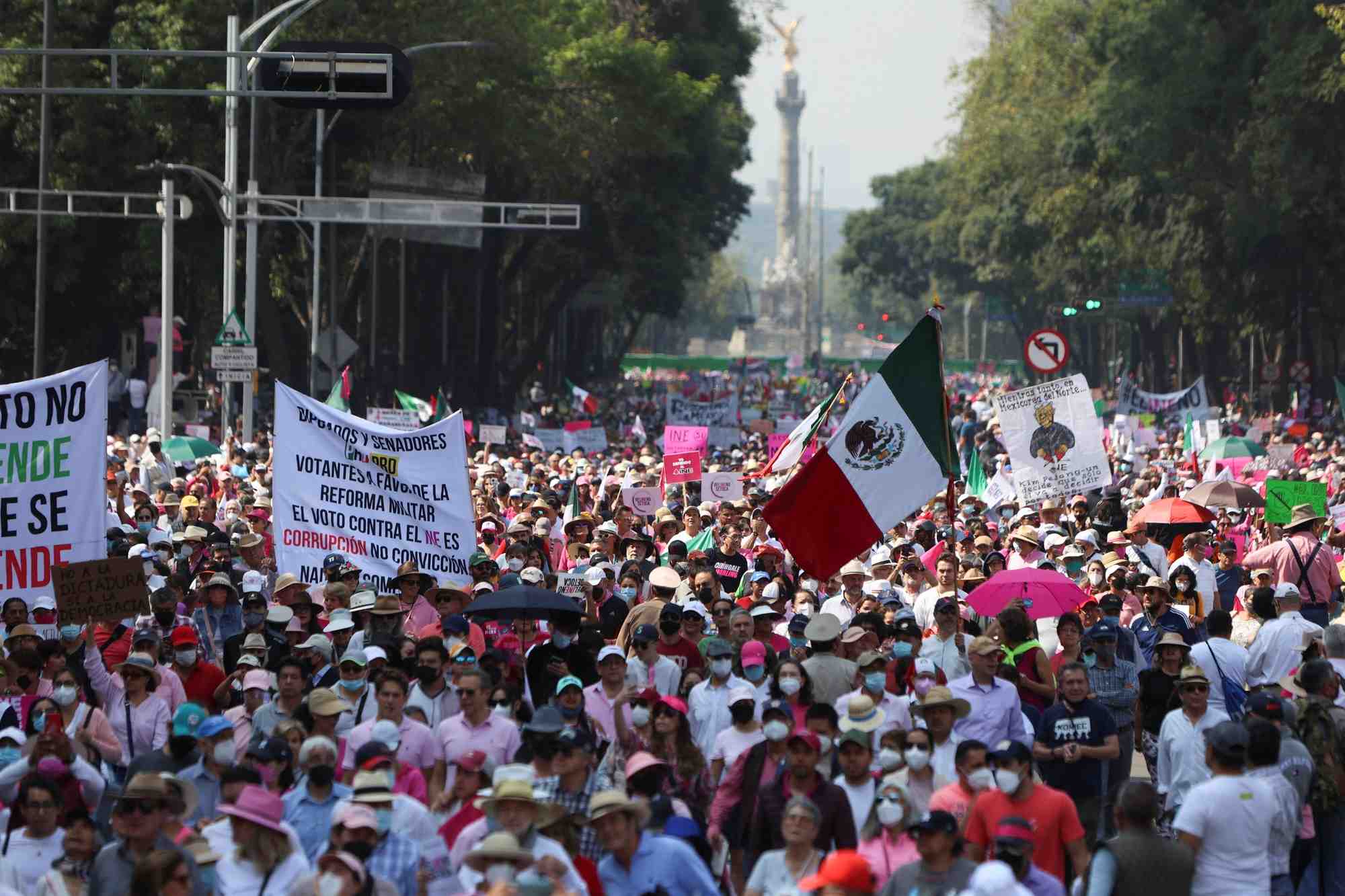 Des manifestants marchent contre la reforme electorale proposee par le president mexicain