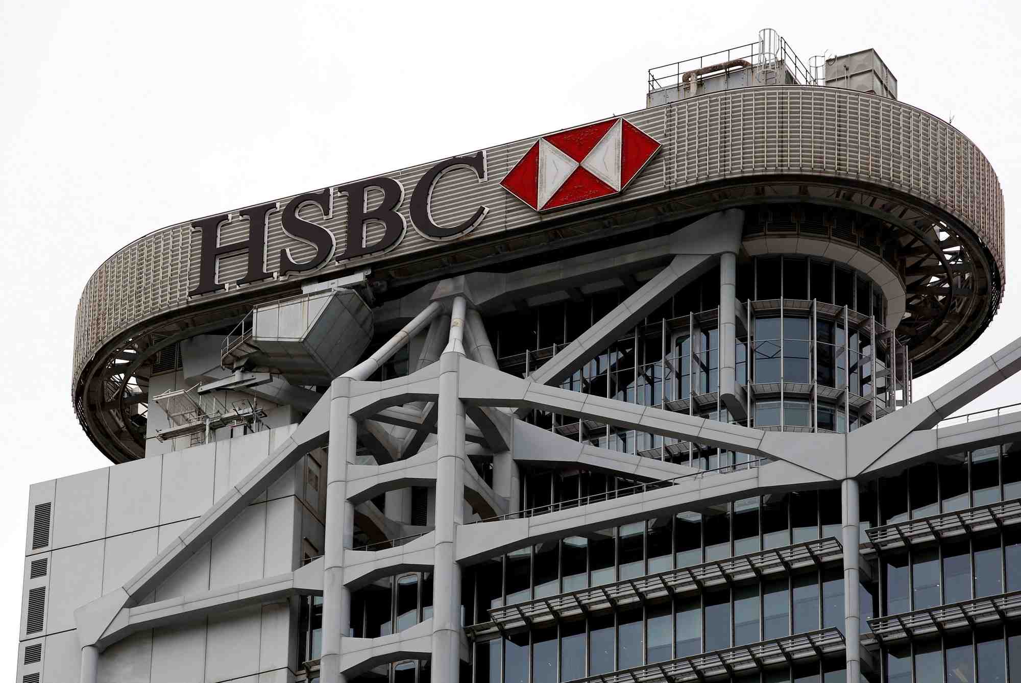 Le logo de hsbc est visible aupres du siege dans le quartier financier de central a hong kong
