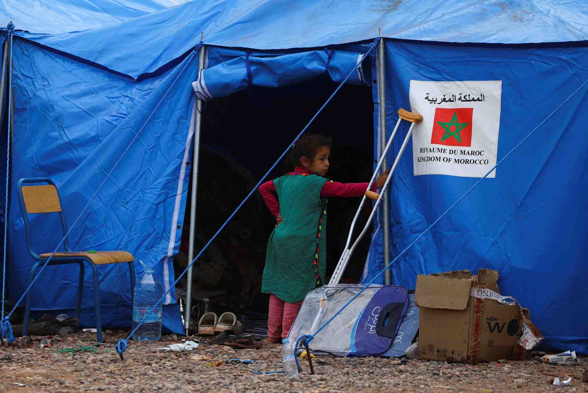 Une enfant dans un campement d'urgence apres le seisme au maroc