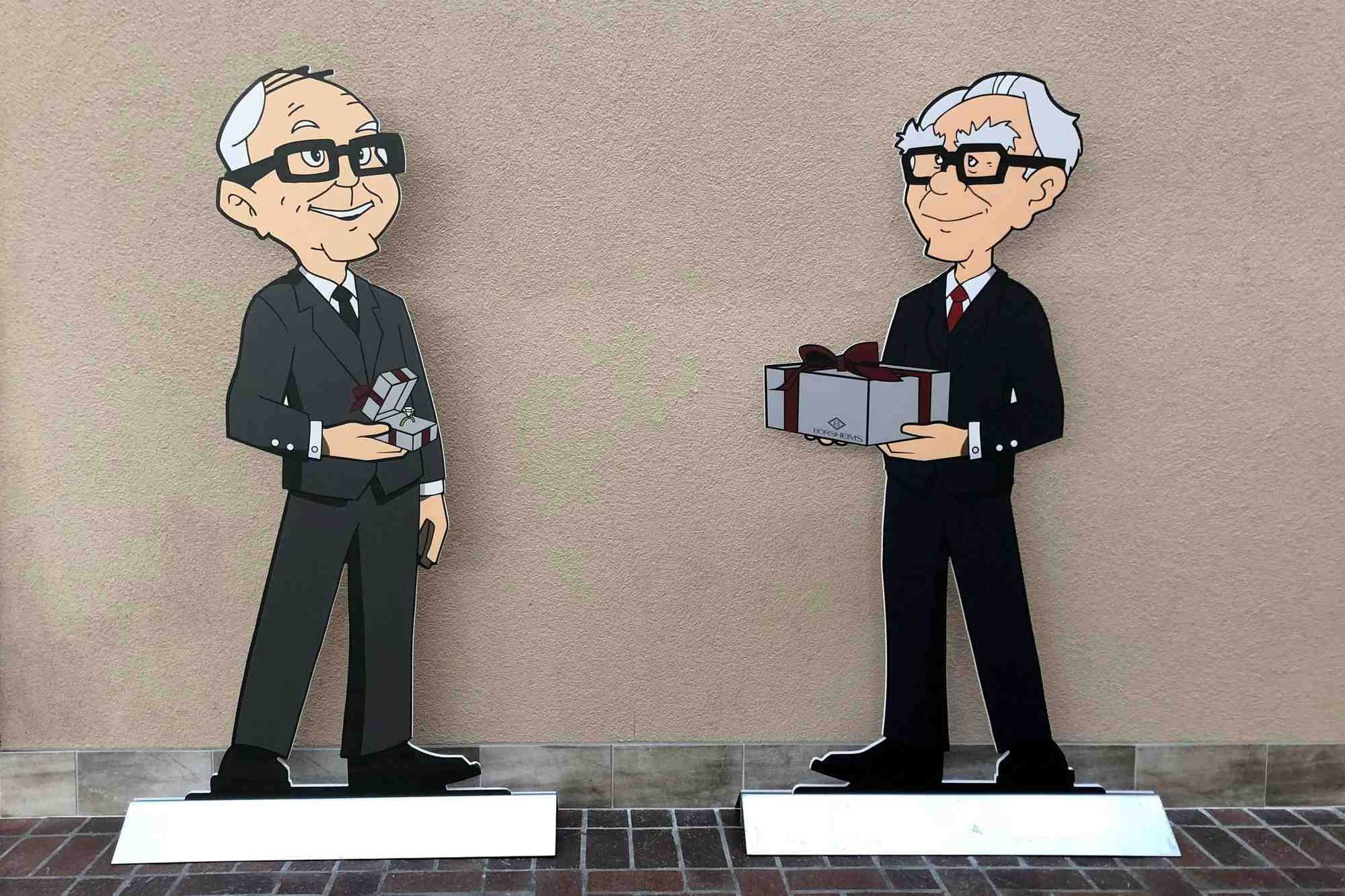 Des dessins façon "cartoon" de Charlie Munger et de Warren Buffett, vice-président et président de Berkshire Hathaway, à l'extérieur de Borsheims Fine Jewelry à Omaha (2018).