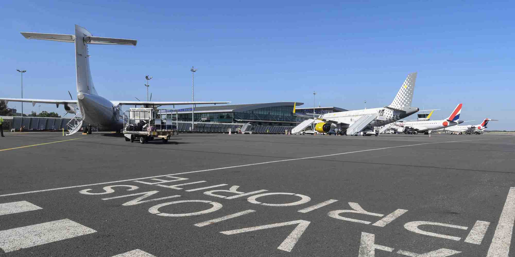 Le projet de budget de l'État, qui a été définitivement adopté au Parlement jeudi, prévoit une augmentation de la taxe sur les billets d'avion.