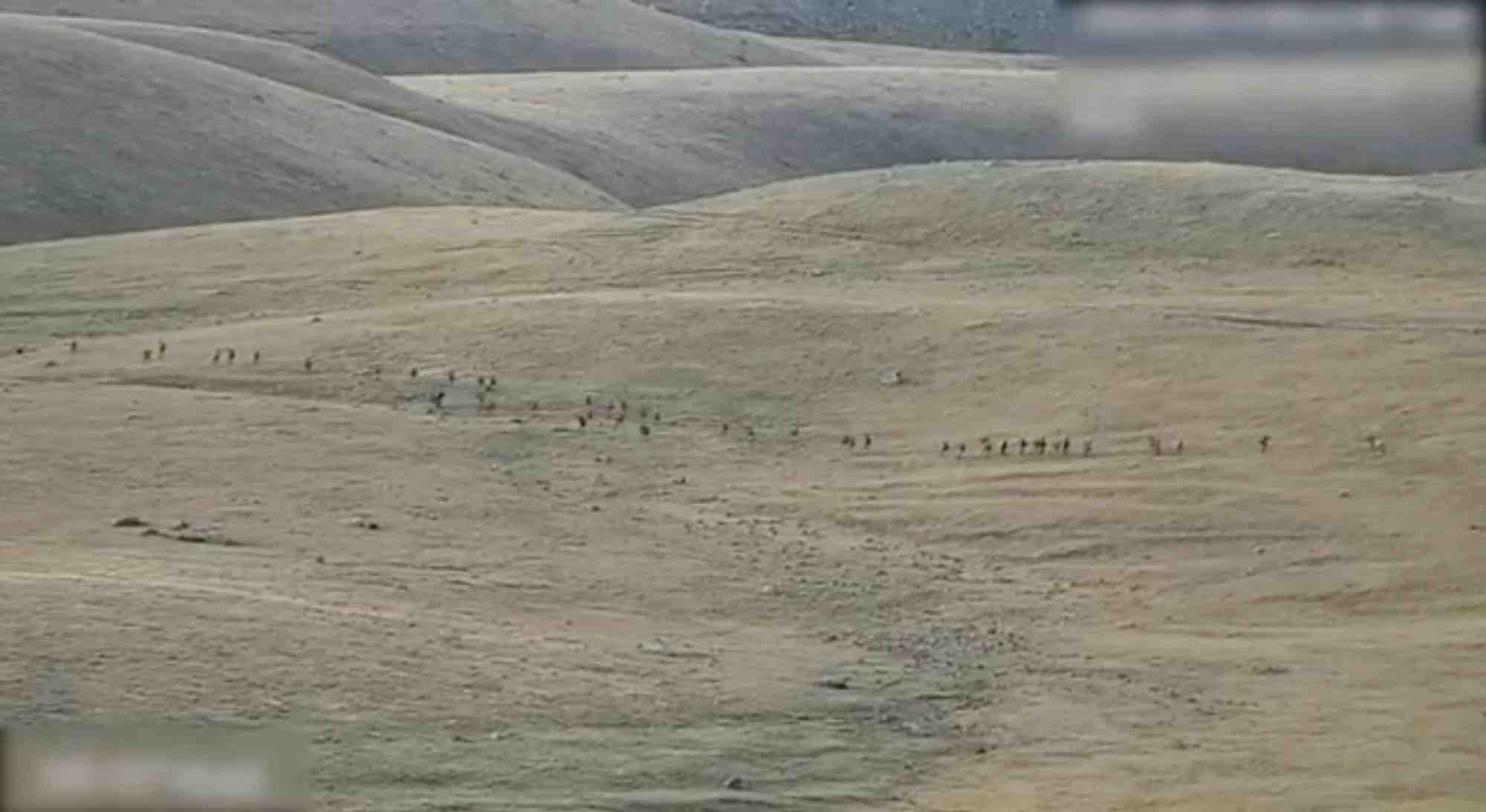 Image montre ce que l'on dit etre des militaires azerbaidjanais se deplacant le long d'une zone frontaliere montagneuse non identifiee avec l'armenie