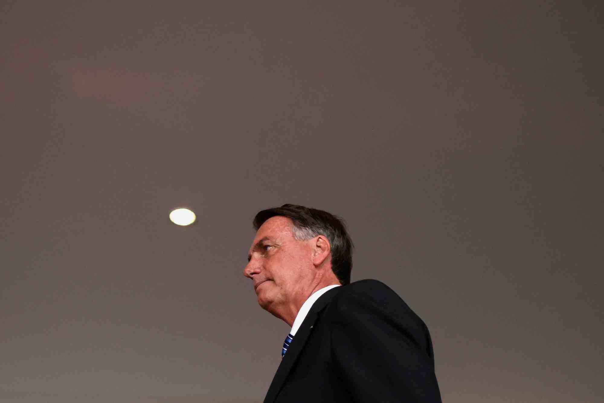 Le president bresilien jair bolsonaro arrive au palais alvorada a brasilia pour faire une declaration a la presse