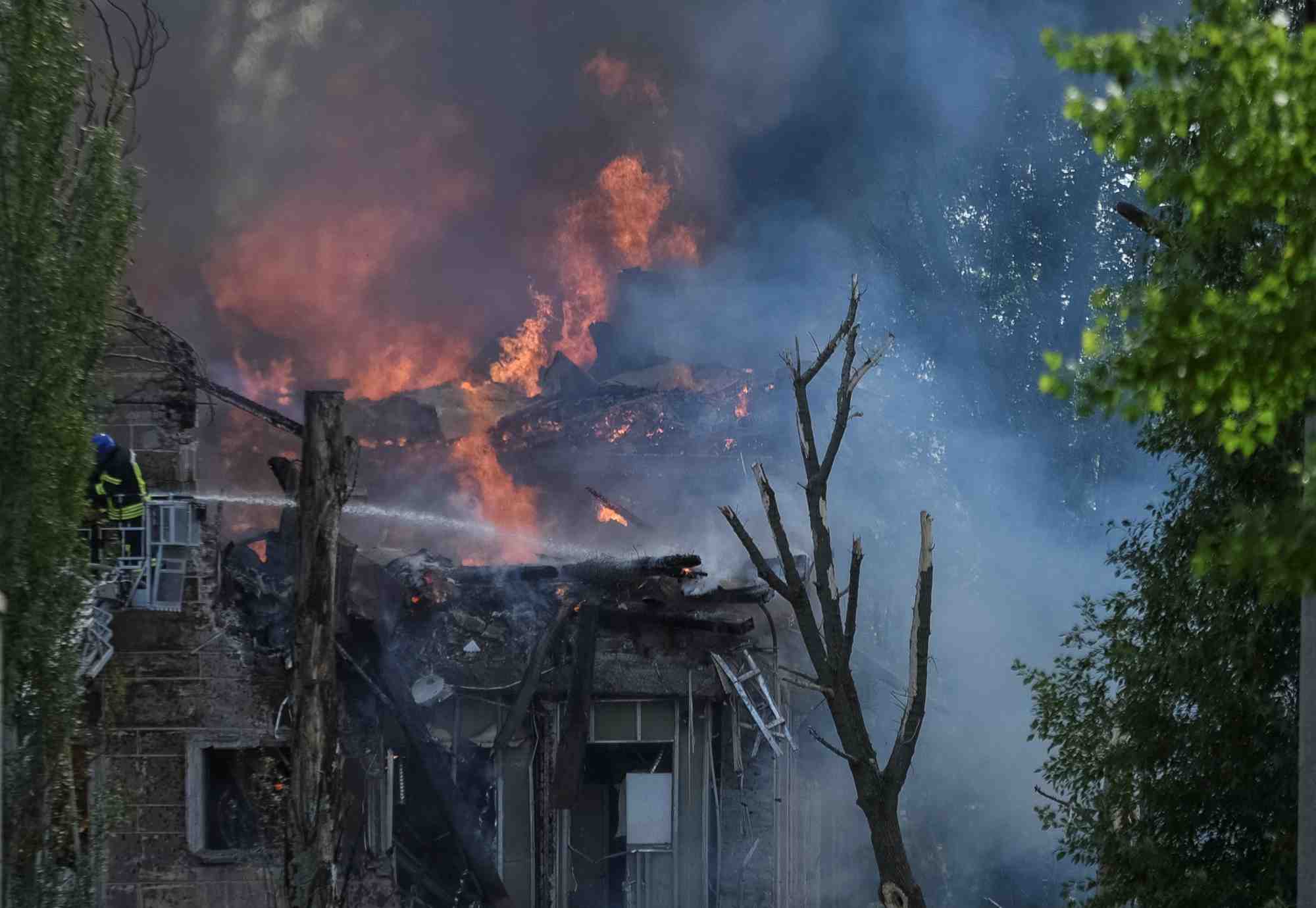 Un secouriste travaille sur le site d'une clinique detruite par un tir de missile russe, a dnipro, en ukraine