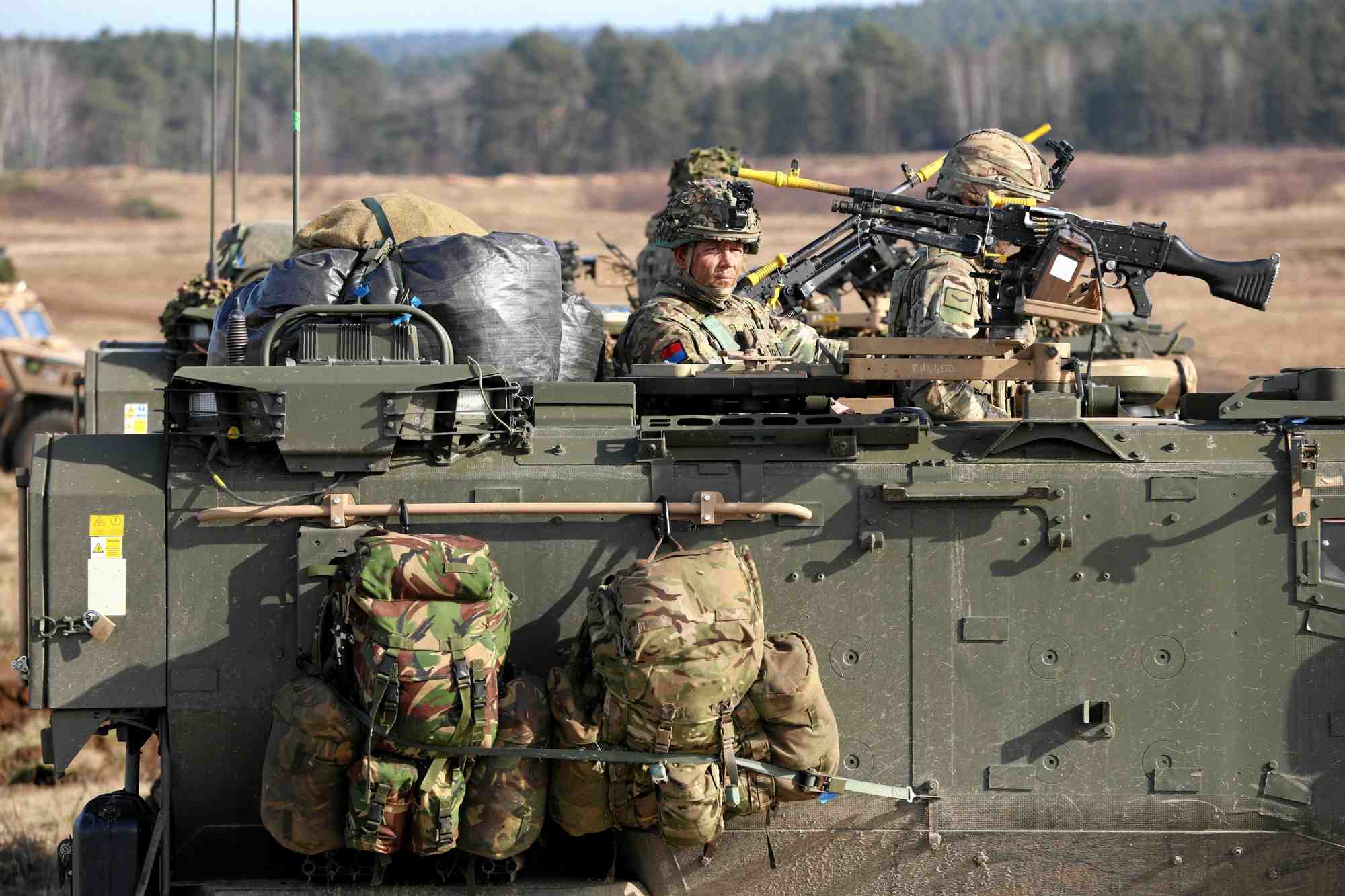 Soldats lors d'un exercice militaire de l'otan a drawsko pomorskie, en pologne