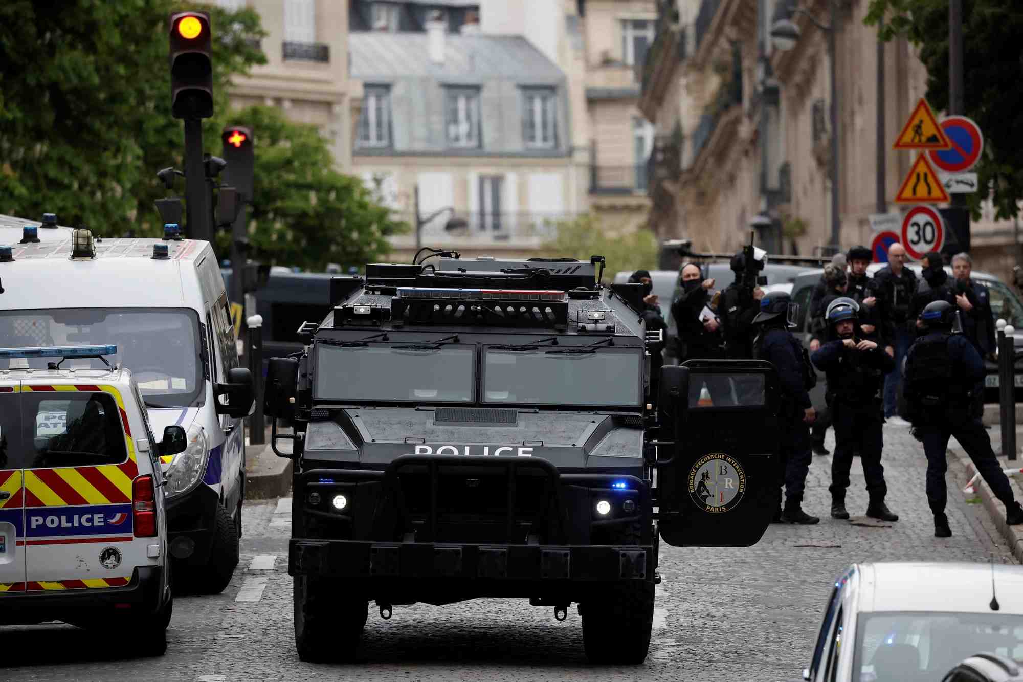 La police et la bri securisent la zone proche du consulat iranien a paris ou un homme menace de se faire exploser