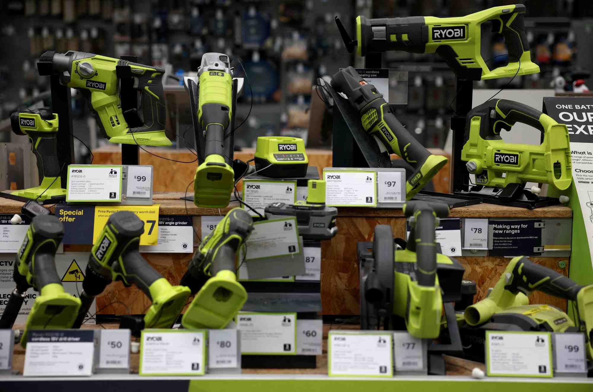 Des outils electriques ryobi sont visible sur l'etagere d'un magasin de bricolage a manchester