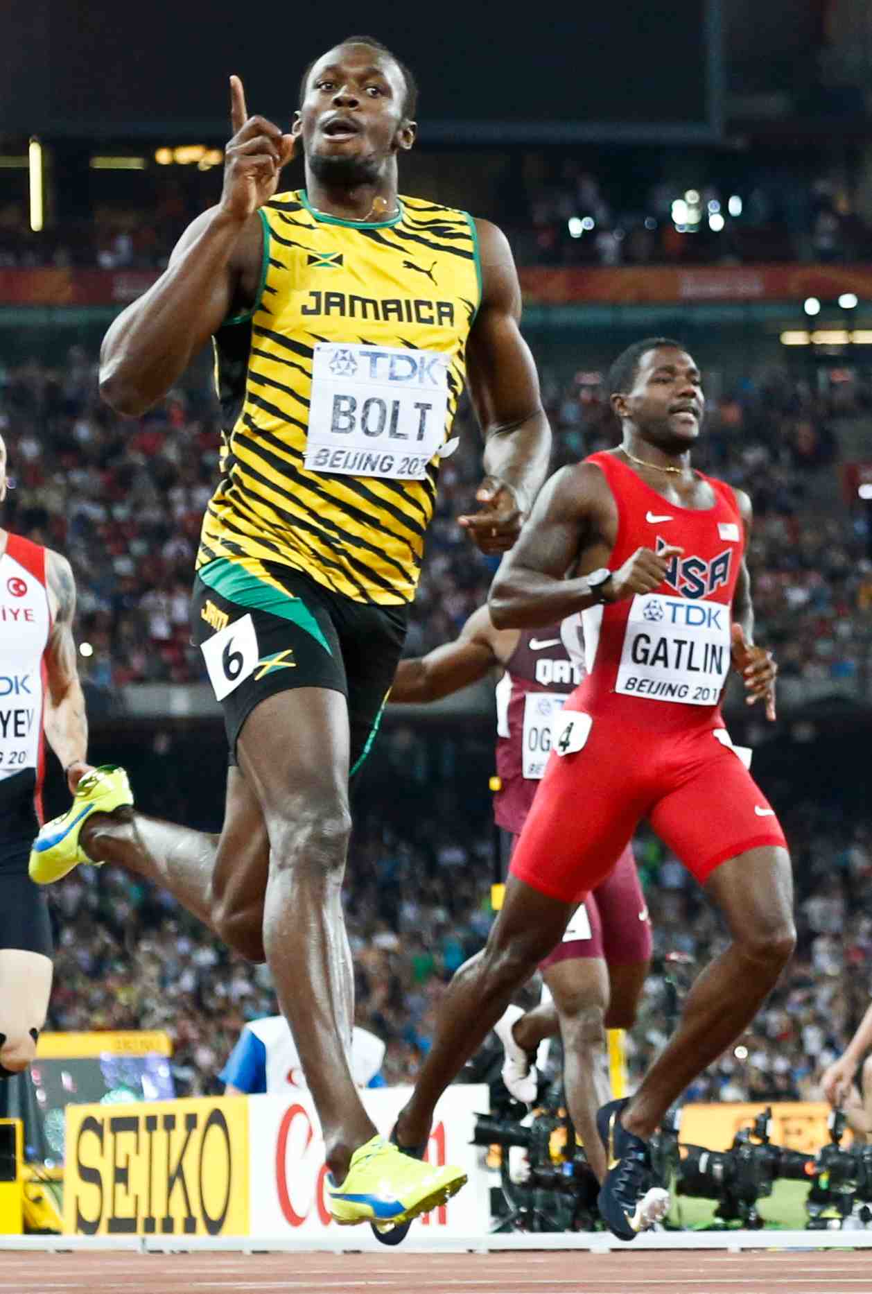 Usain bolt realise le double 100-200m a pekin