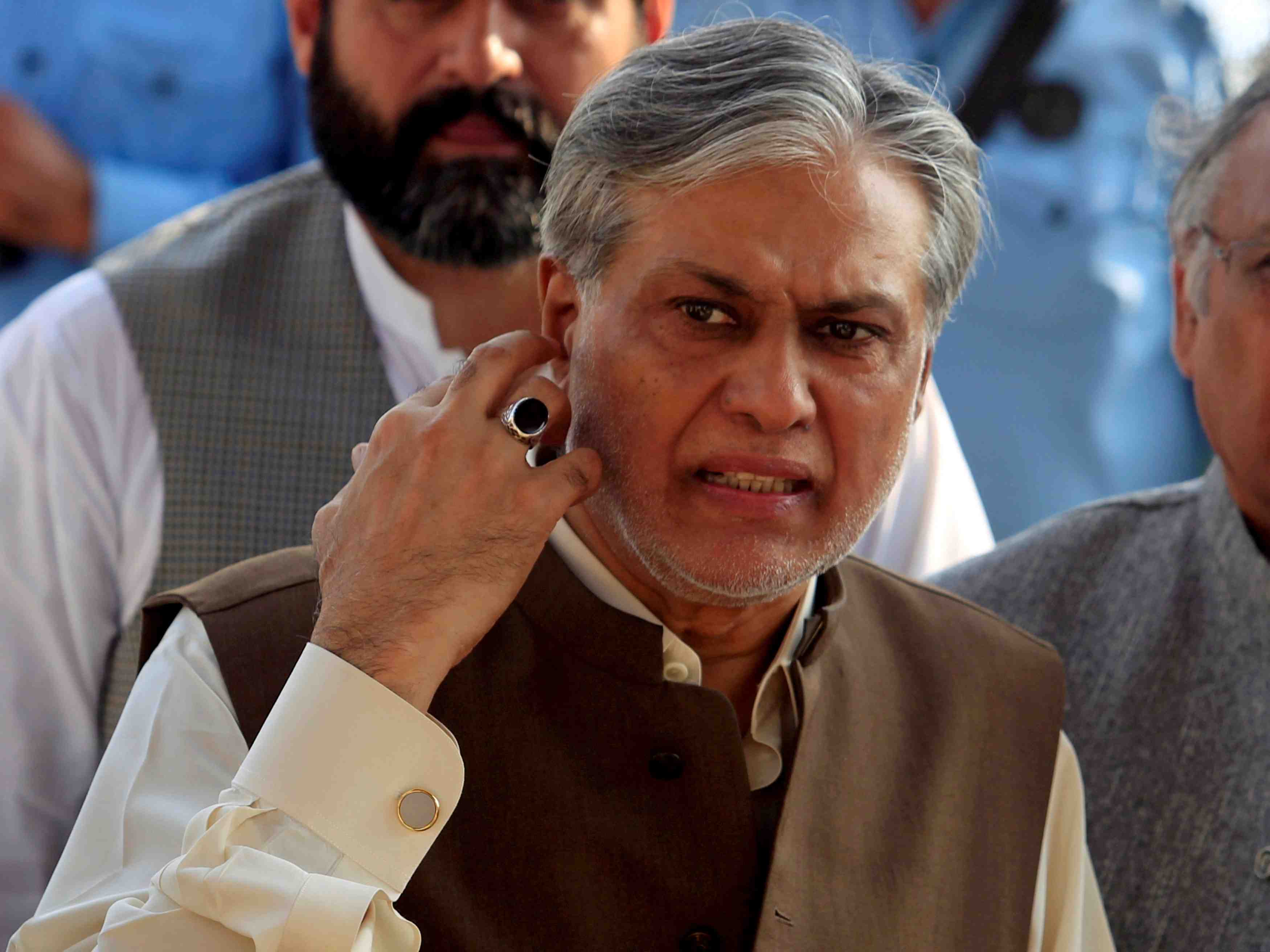 Mandat d'arret au pakistan contre le ministre des finances