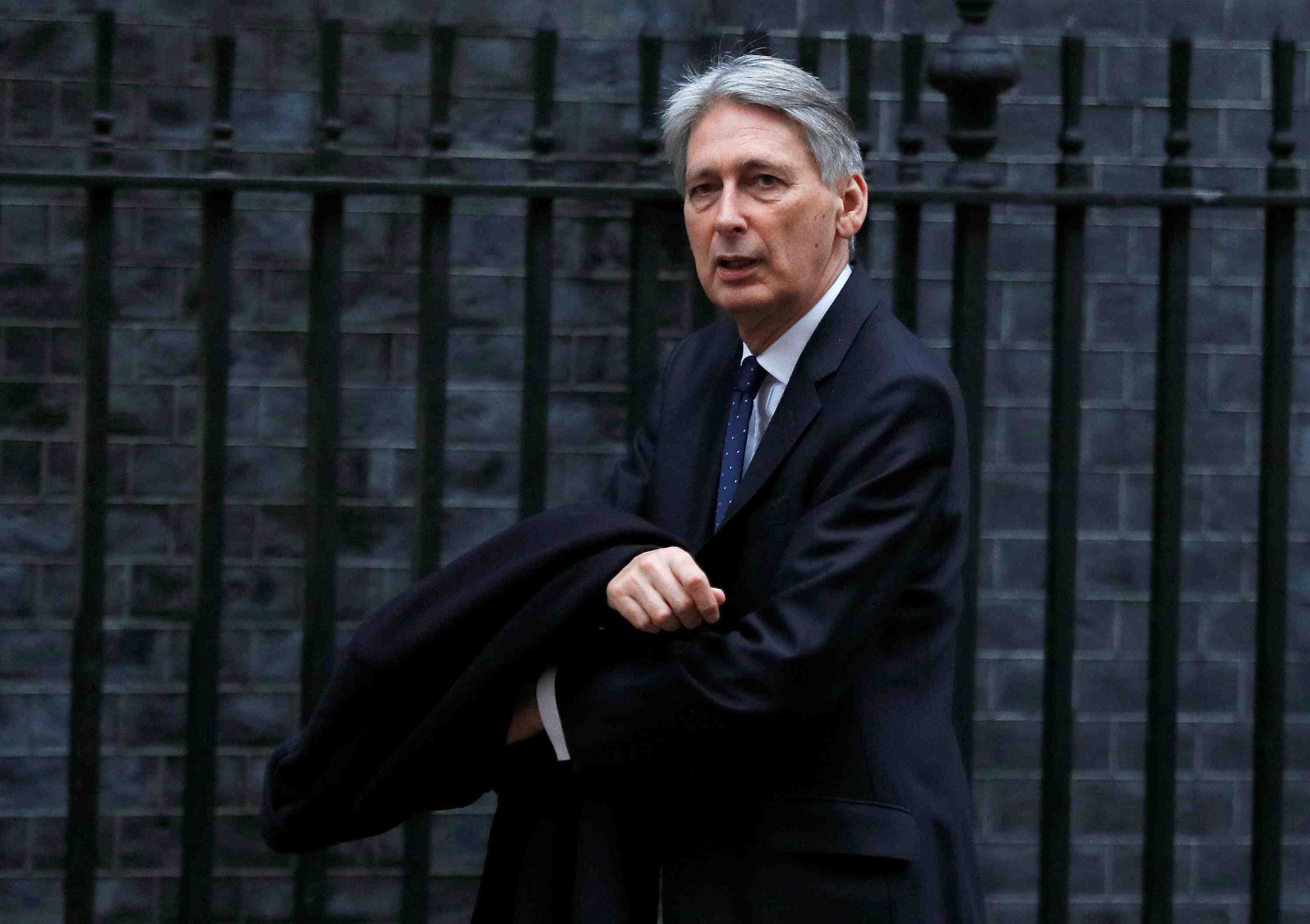 Davos: l'inflation est a un pic au royaume-uni, va refluer en 2018, selon hammond