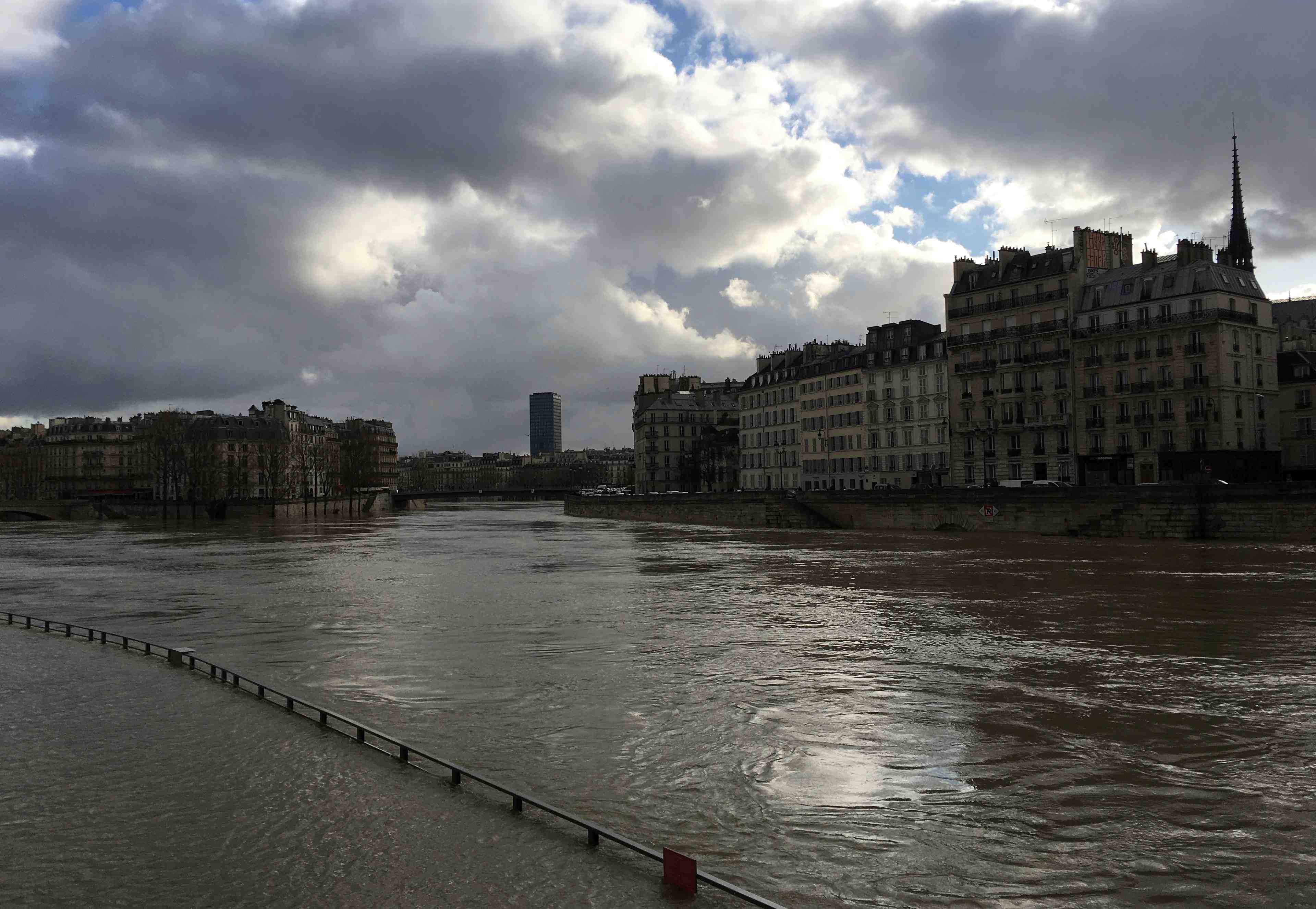 La decrue de la seine sera tres lente, dit la ville de paris