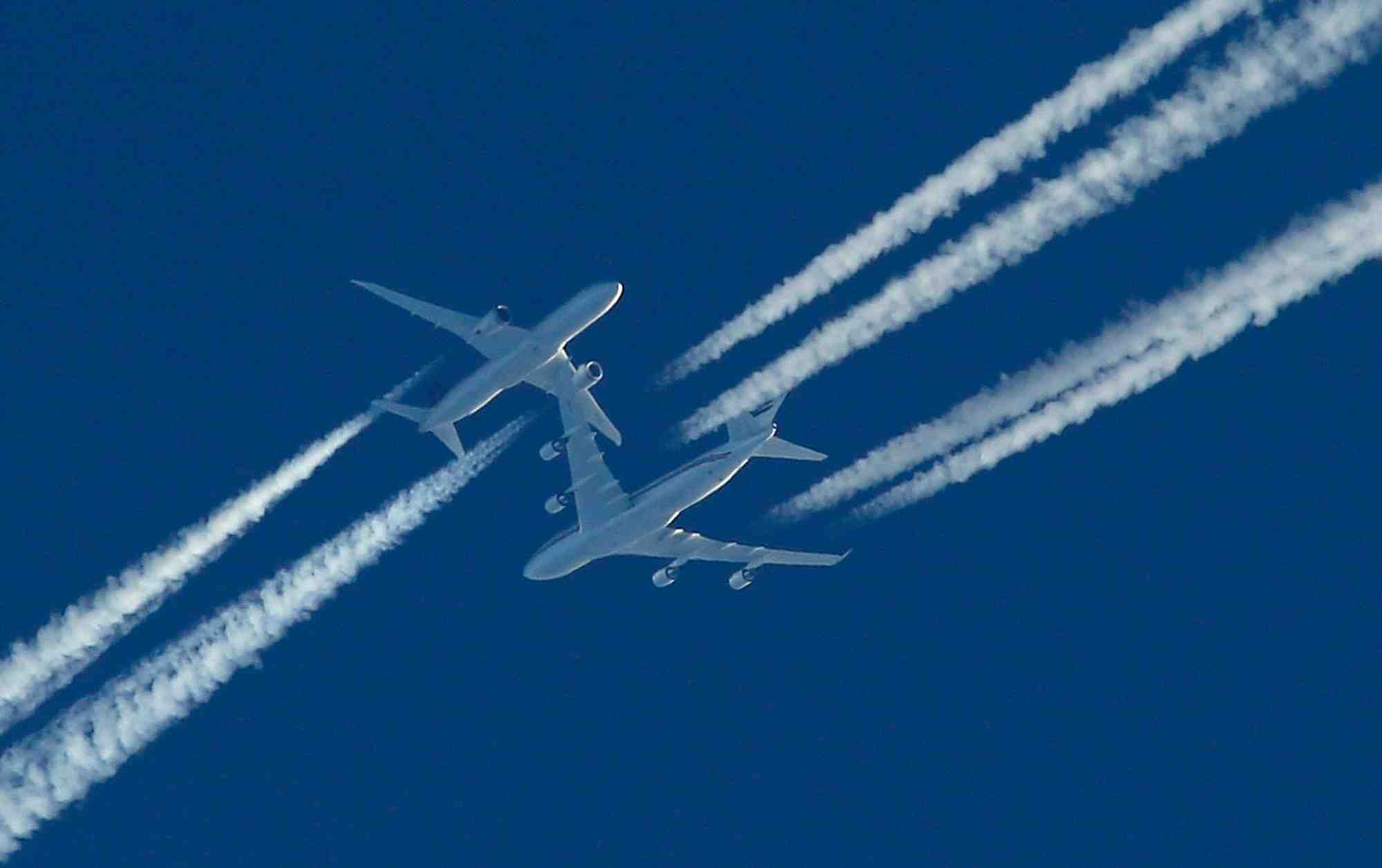 trafic aérien, avions de ligne, ciel, trainées, condensation, réacteurs,