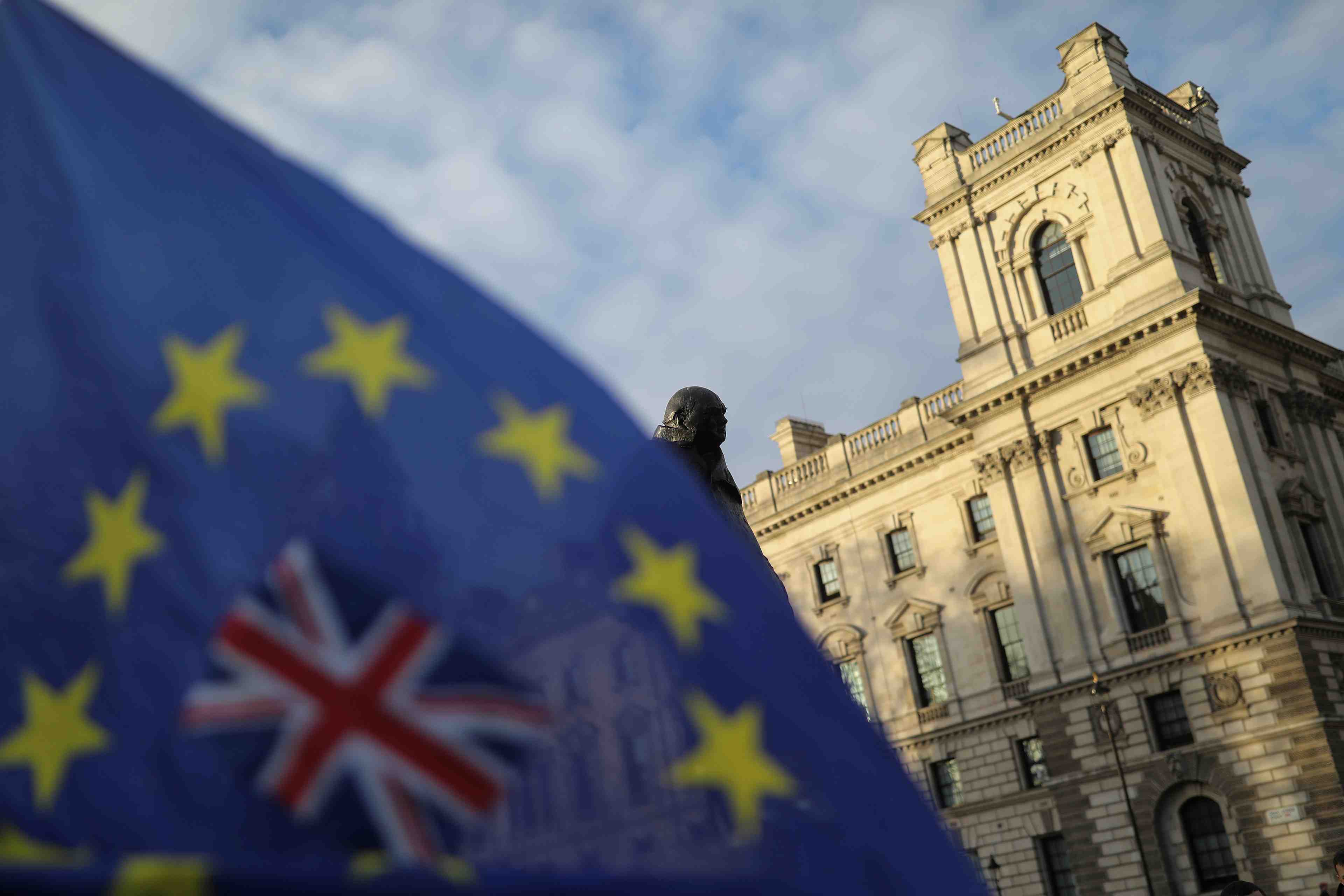 Irlande du nord: londres et bruxelles s'engagent a resoudre les tensions