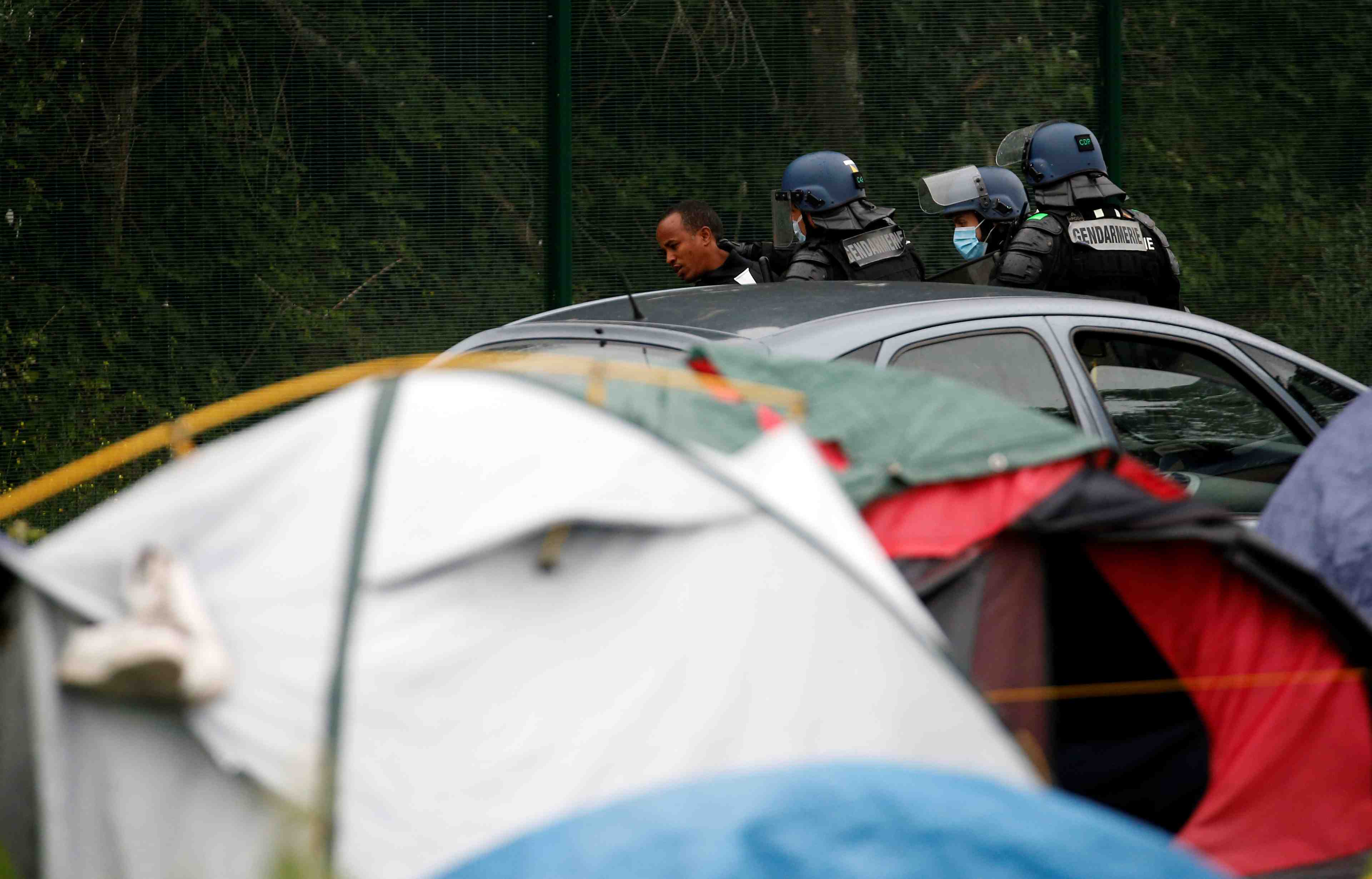 Hrw denonce le "traitement degradant" des migrants a calais