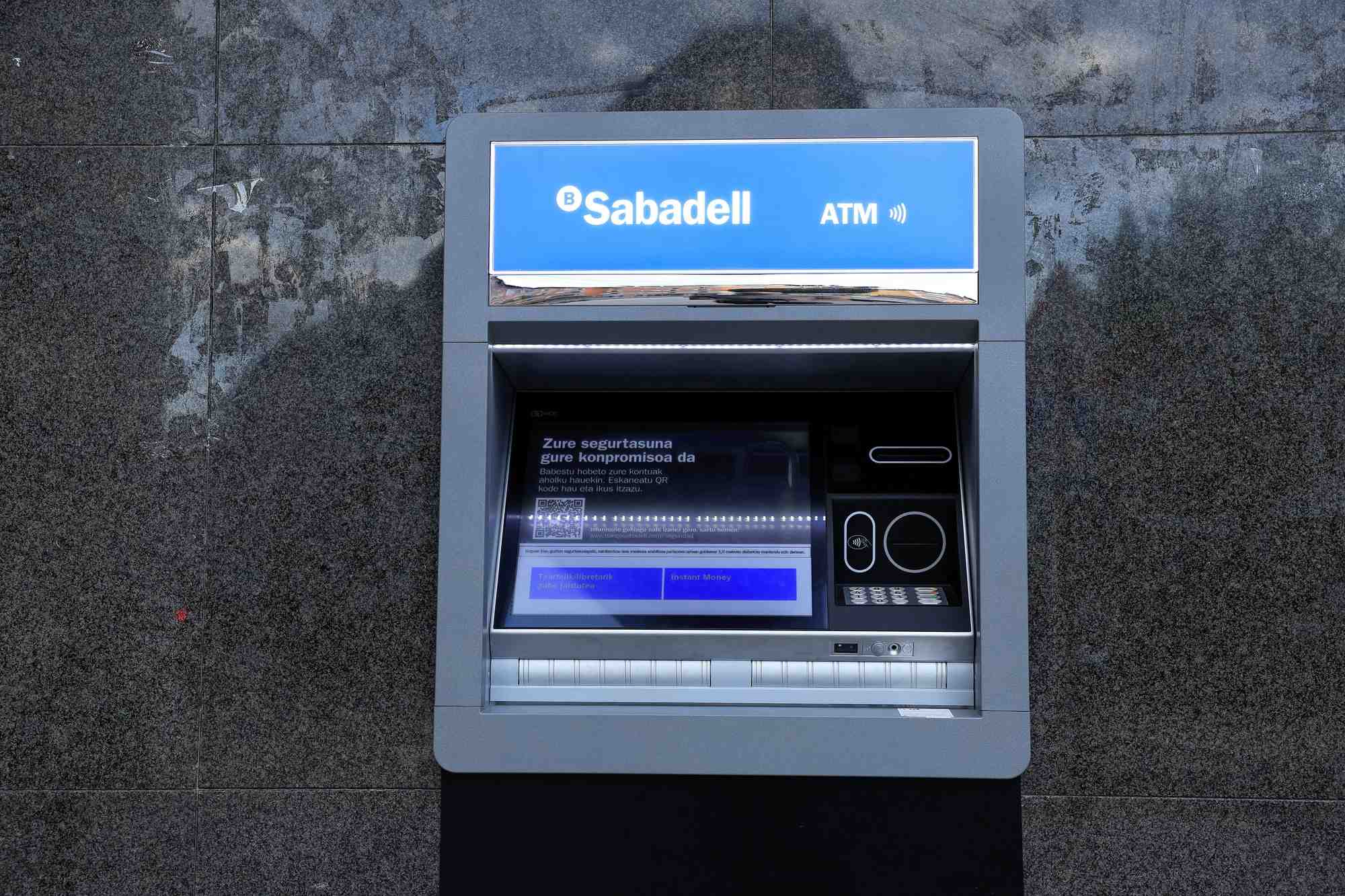 Un guichet automatique de la banque sabadell dans la ville basque de guernica
