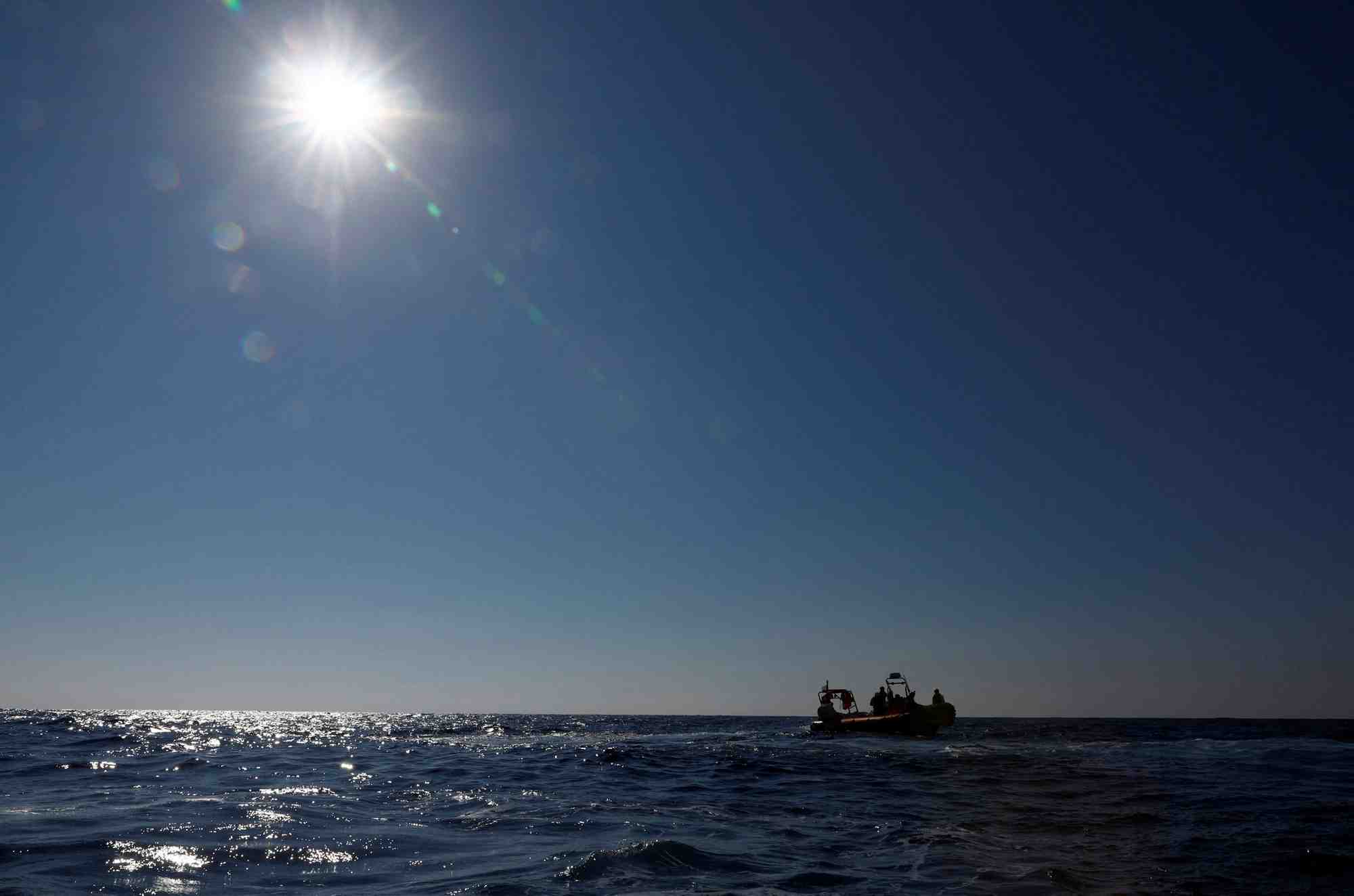 Des membres de l'equipage du navire de sauvetage geo barents lors d'un exercice d'entrainement en mediterranee centrale