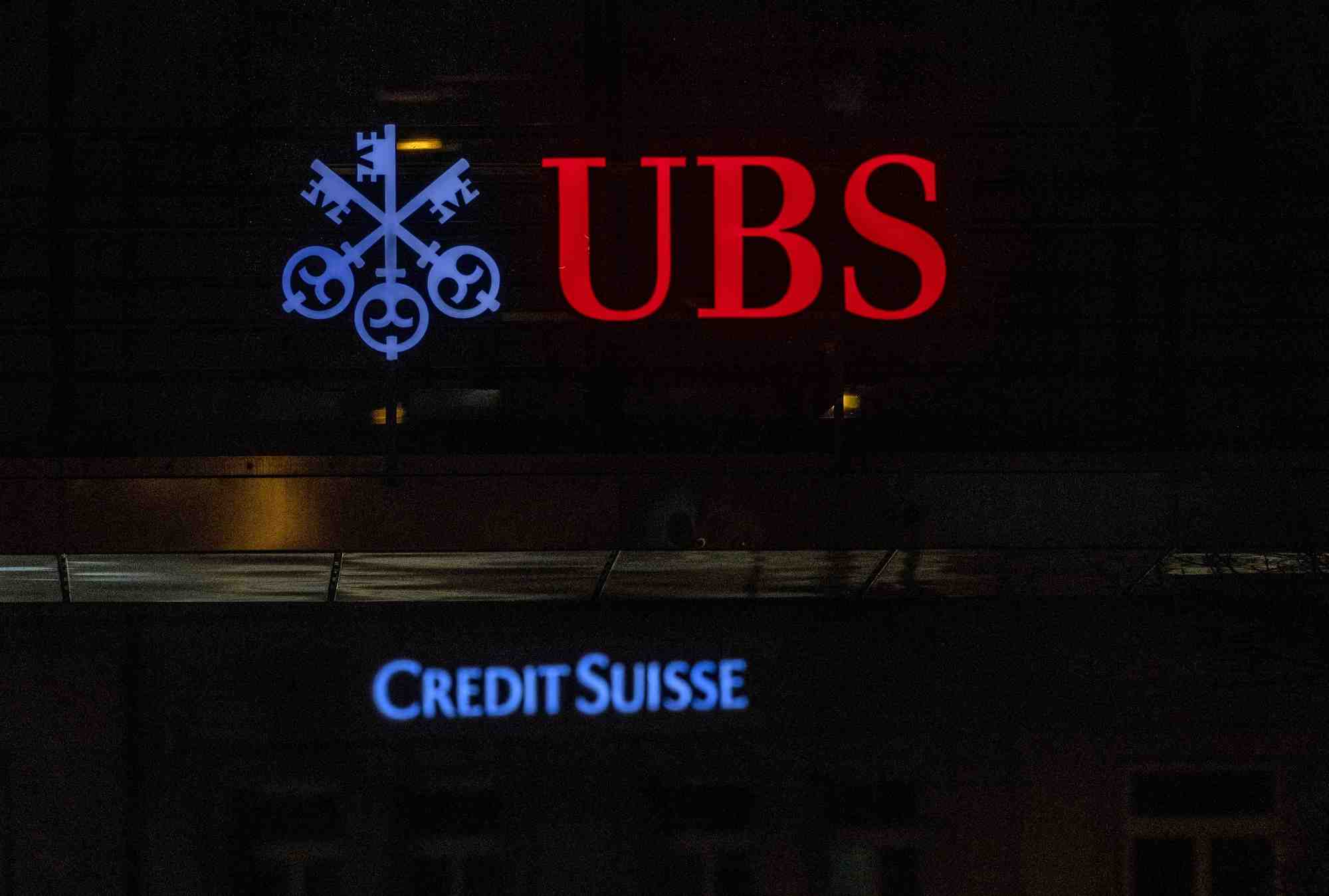Les logos des banques suisses ubs et credit suisse
