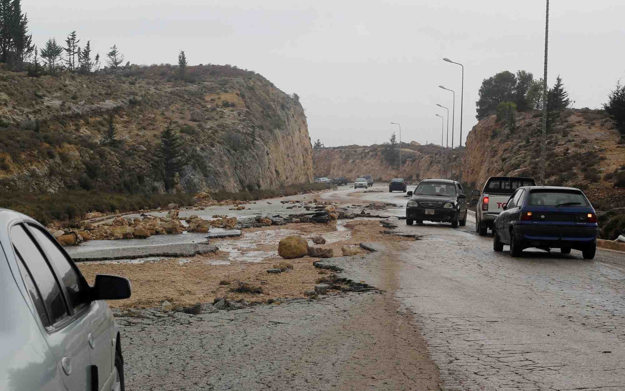 Une route endommagee par les inondations en libye