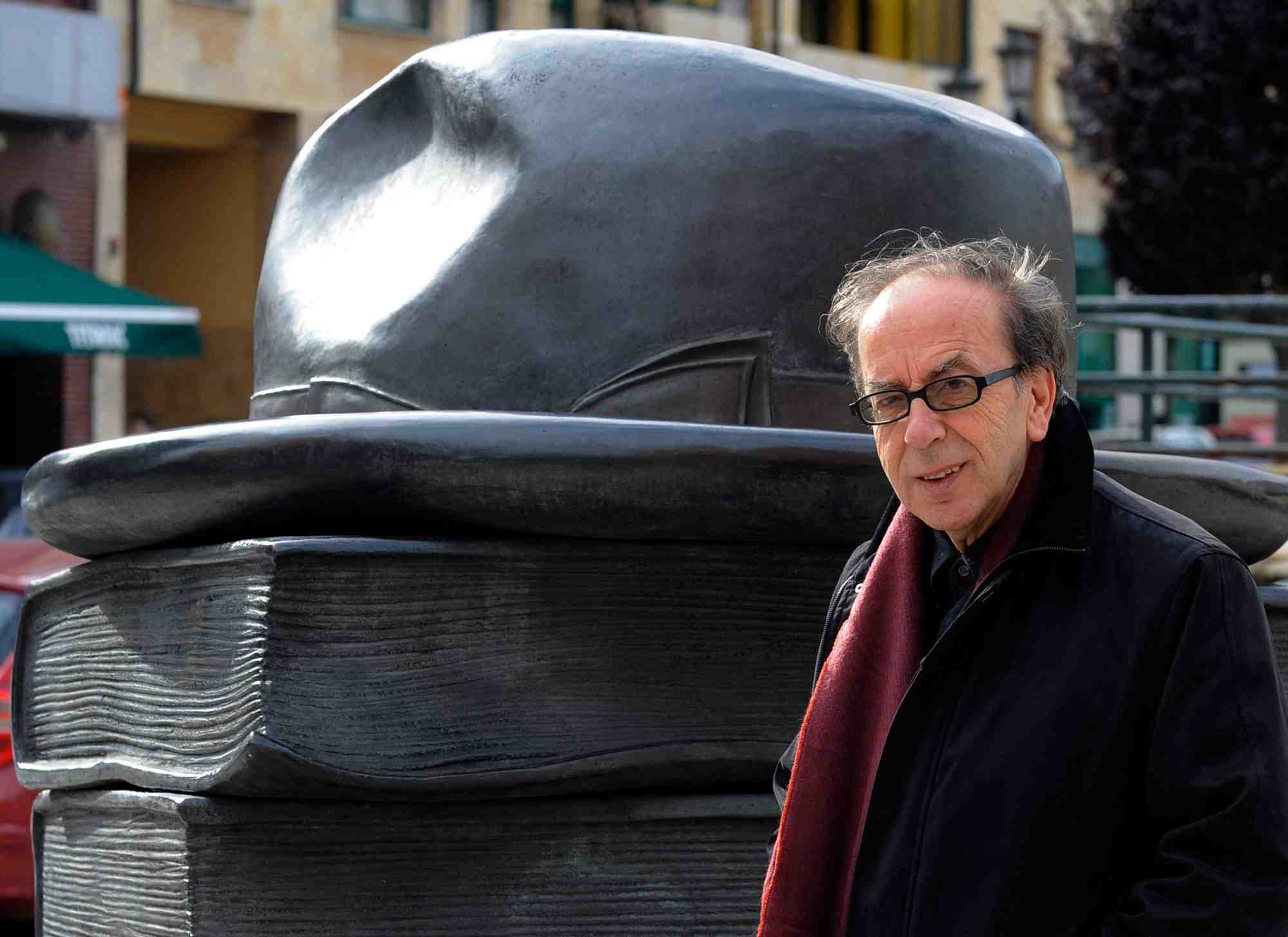 L'ecrivain albanais ismail kadare pose pour les photographes a oviedo