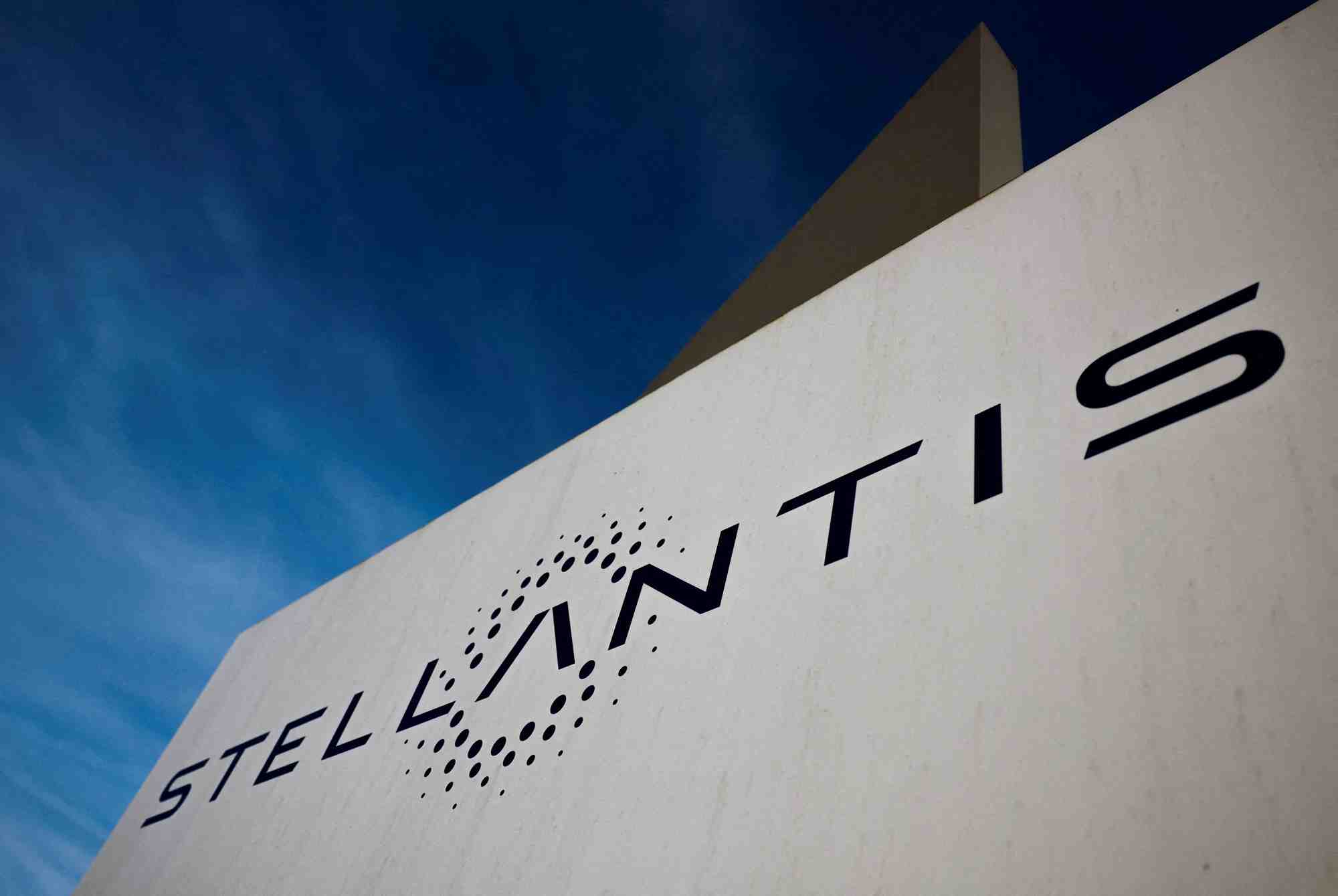 Le logo de stellantis est visible sur le batiment de la societe a velizy-villacoublay pres de paris