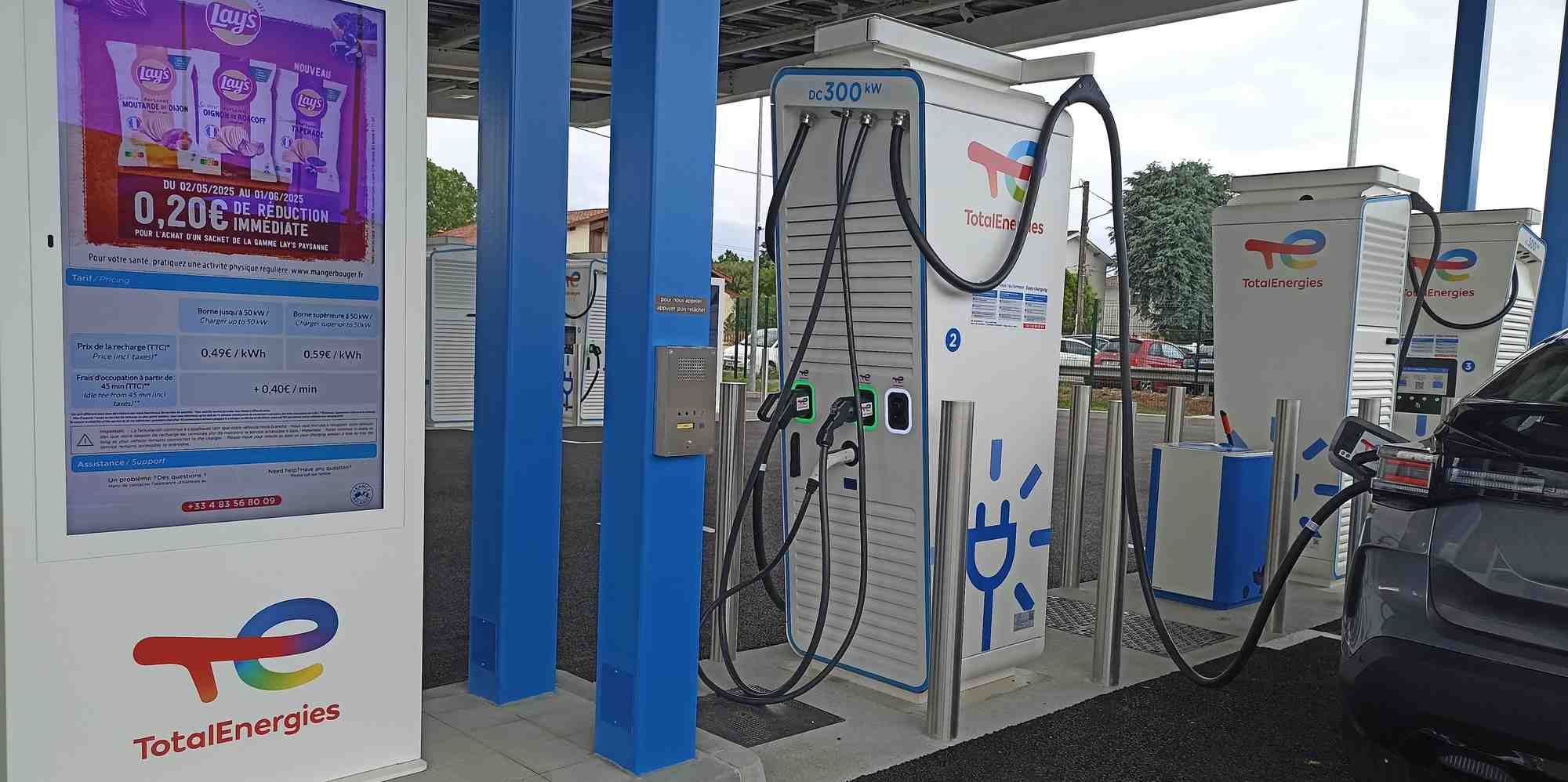La station 100% électrique de TotalEnergies propose douze points de recharge ultra-rapide jusqu’à 300 kiloWatts (kW).