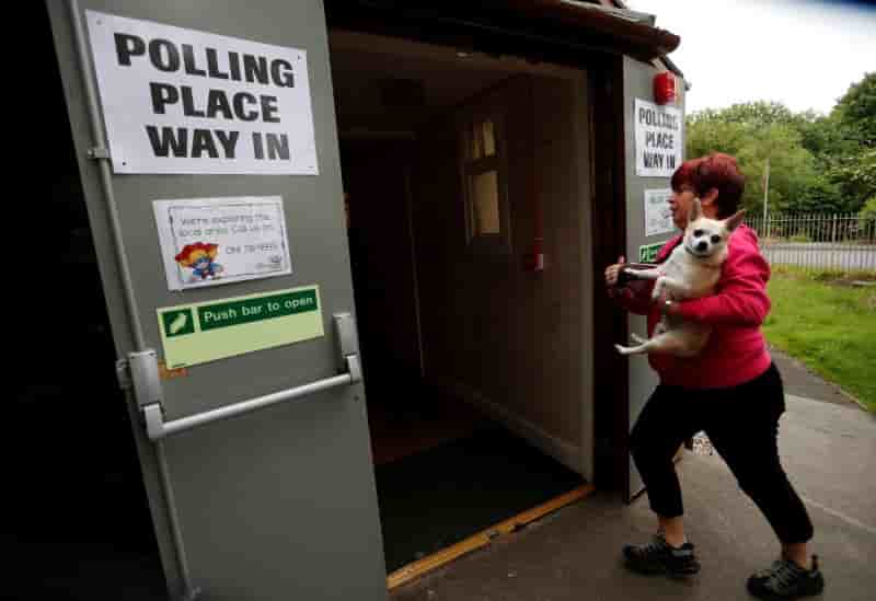 Les britanniques commencent a se rendre aux urnes