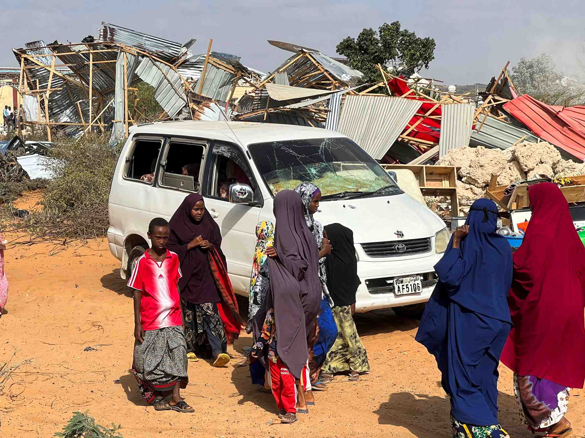 Somalie: coups de feu et explosions a mogadiscio, attaquee par al chabaab
