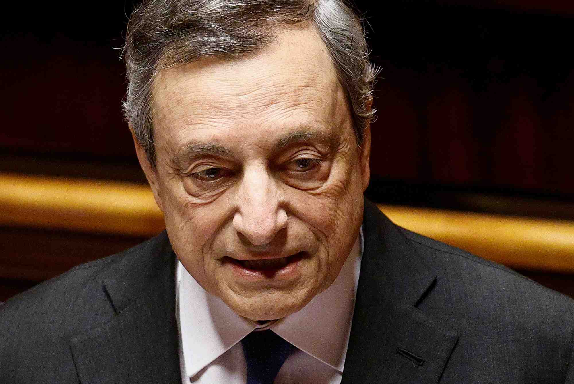 Italie: draghi pret a rester a son poste si les partis de sa coalition le soutiennent