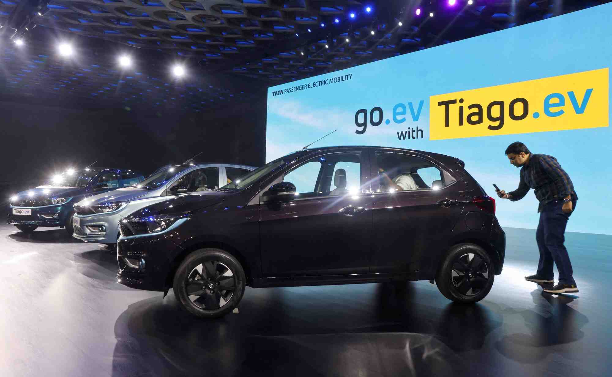 Photo de la voiture electrique tata tiago ev lors d'un evenement de lancement a bombay