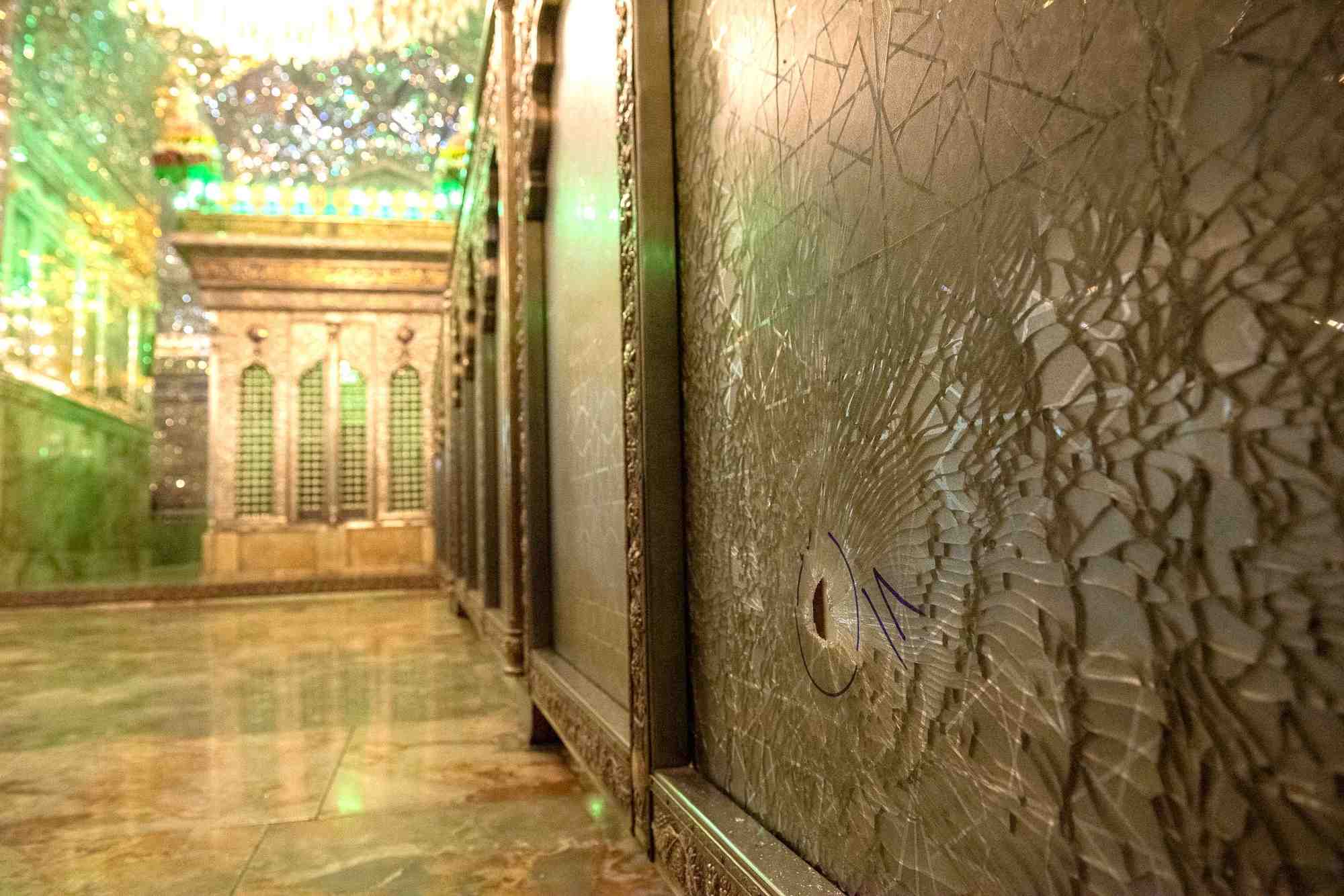 Le sanctuaire shah cheragh apres une attaque, a shiraz