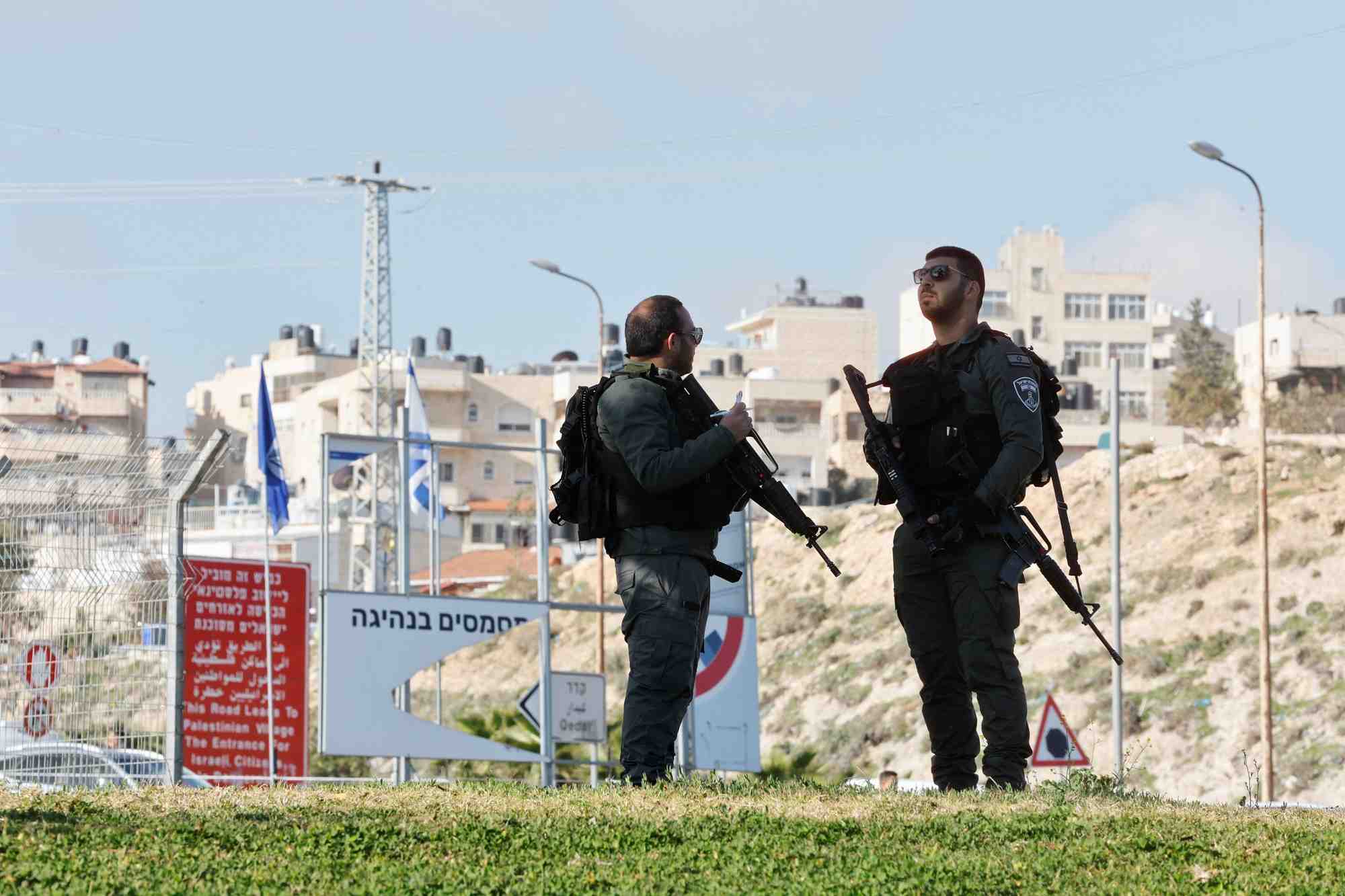 Un agent de la police des frontieres israelienne pres de la colonie de ma'ale adumim, en cisjordanie occupee par israel