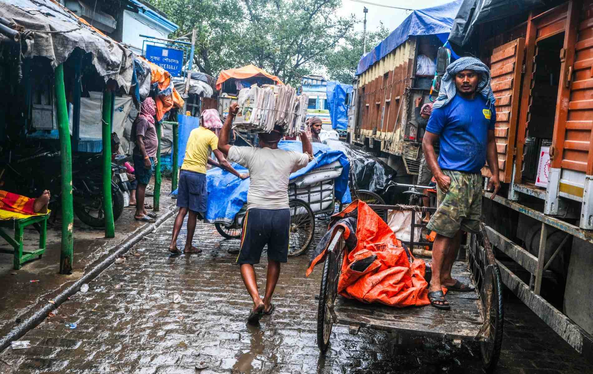 À Calcutta en Inde, des hommes remplacent les camions de marchandises afin de décongestionner le centre-ville.