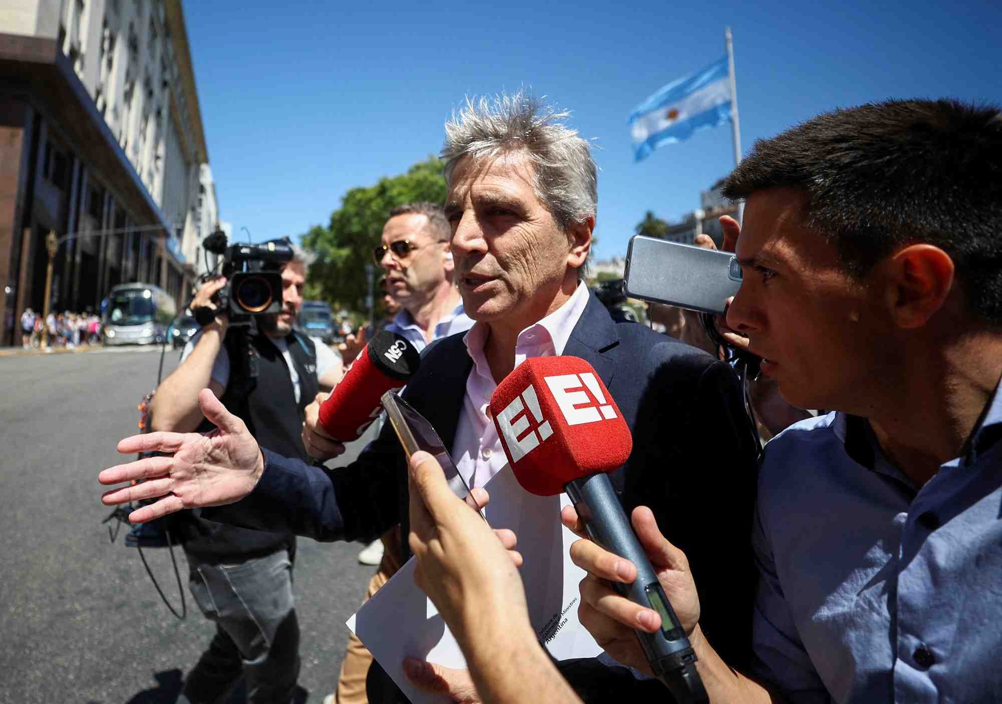Ces mesures radicales, visent à éviter la « catastrophe » d'une hyperinflation qui pourrait selon lui atteindre 15.000%, s'est justifié le ministre Luis Caputo.