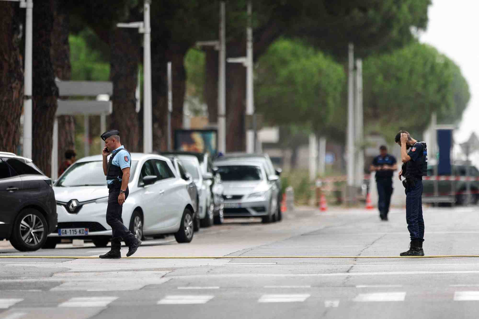 La police francaise monte la garde apres que des voitures ont ete incendiees devant la synagogue de la ville, a la grande-motte