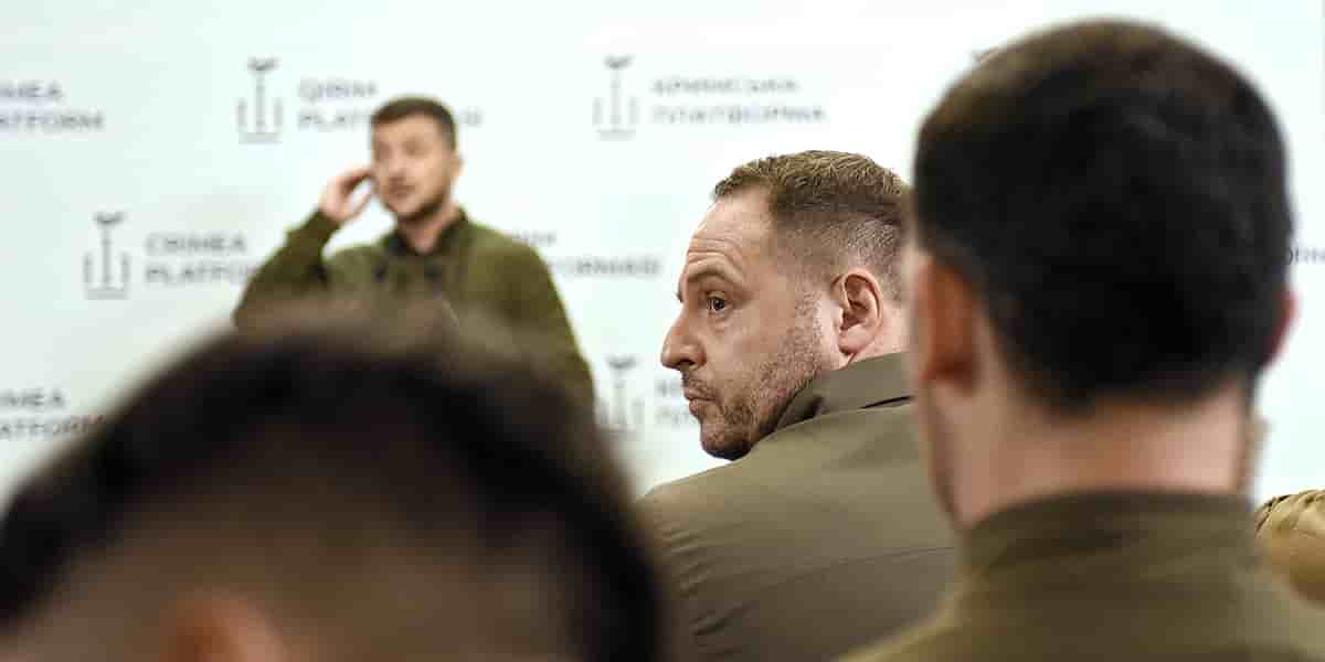 Andriy Yermak (à dr.) et Volodymyr Zelensky en août 2022, à Kiev.