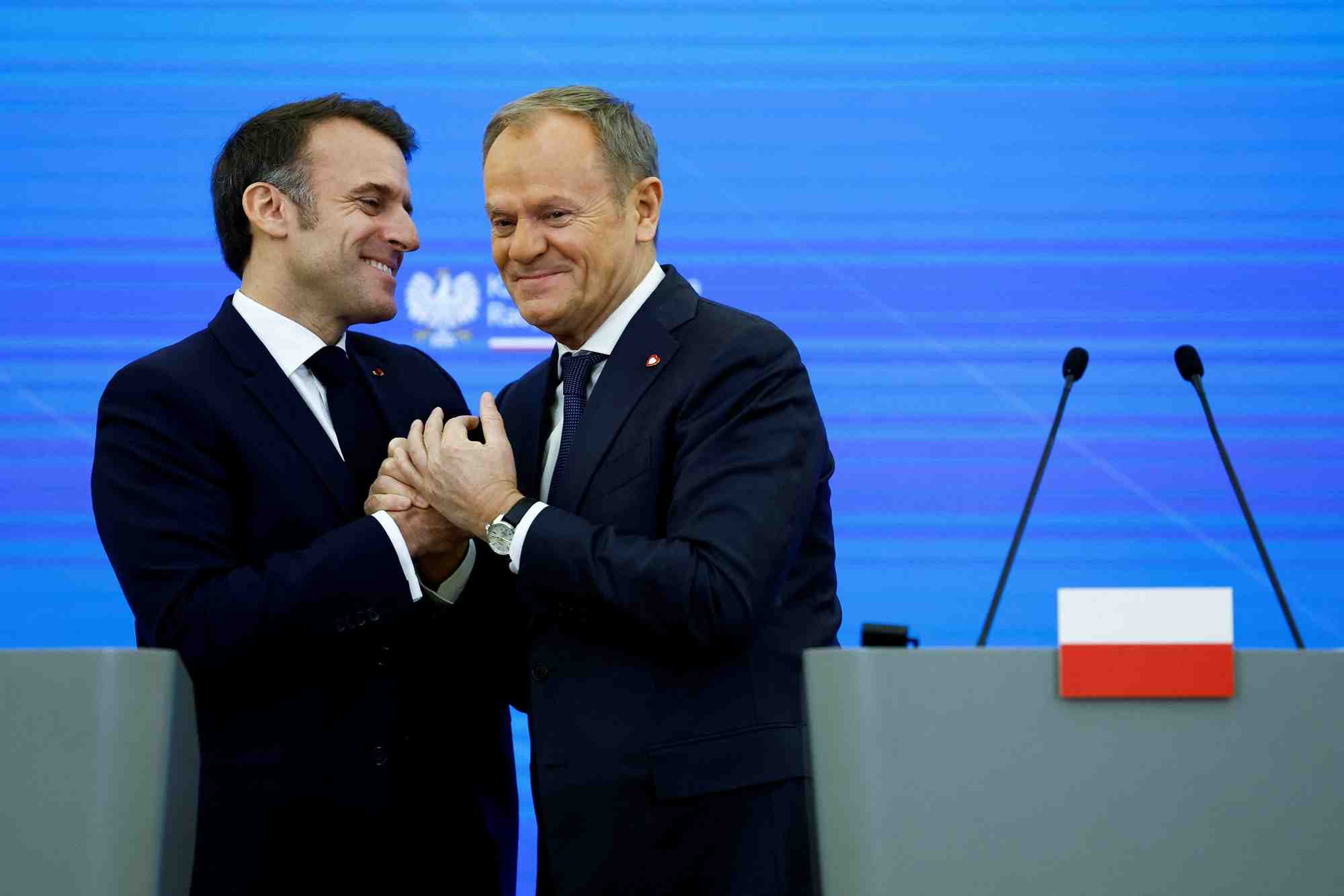 Le premier ministre polonais donald tusk serre la main du president francais emmanuel macron, a la chancellerie du premier ministre, a varsovie