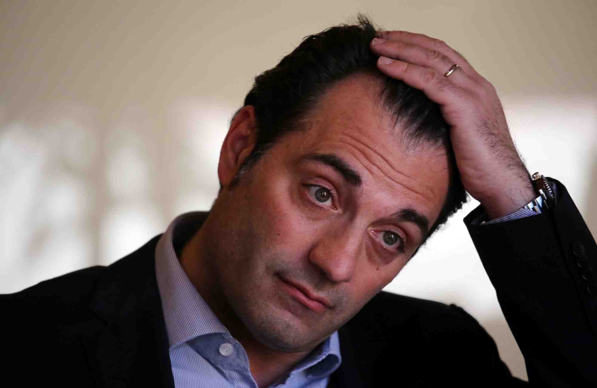 Antonio Filosa prend les rênes de Stellantis, restructurant la direction face aux défis stratégiques et à la chute des bénéfices en 2024.