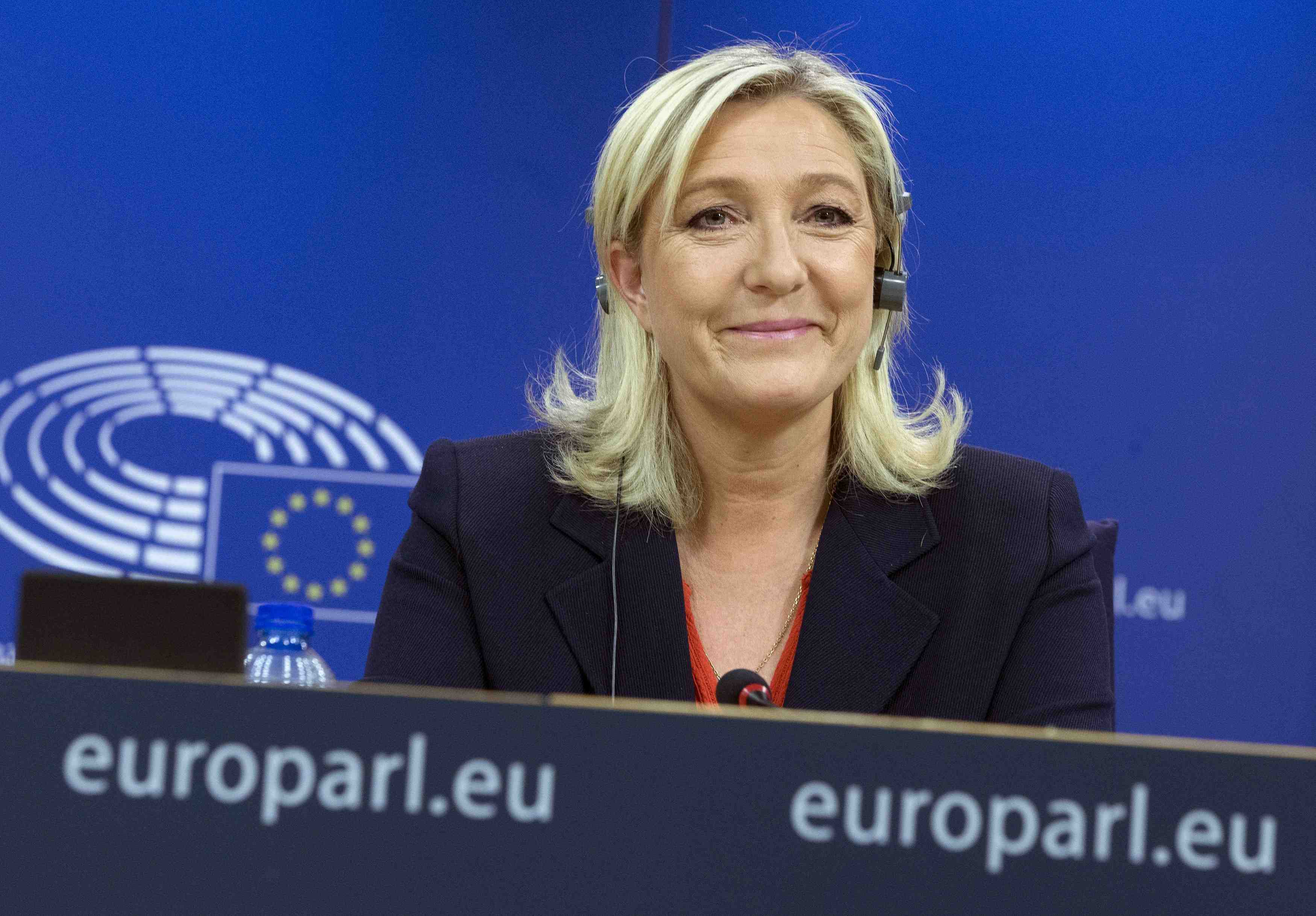Marine le pen juge que "les grecs passent a l'abattoir"