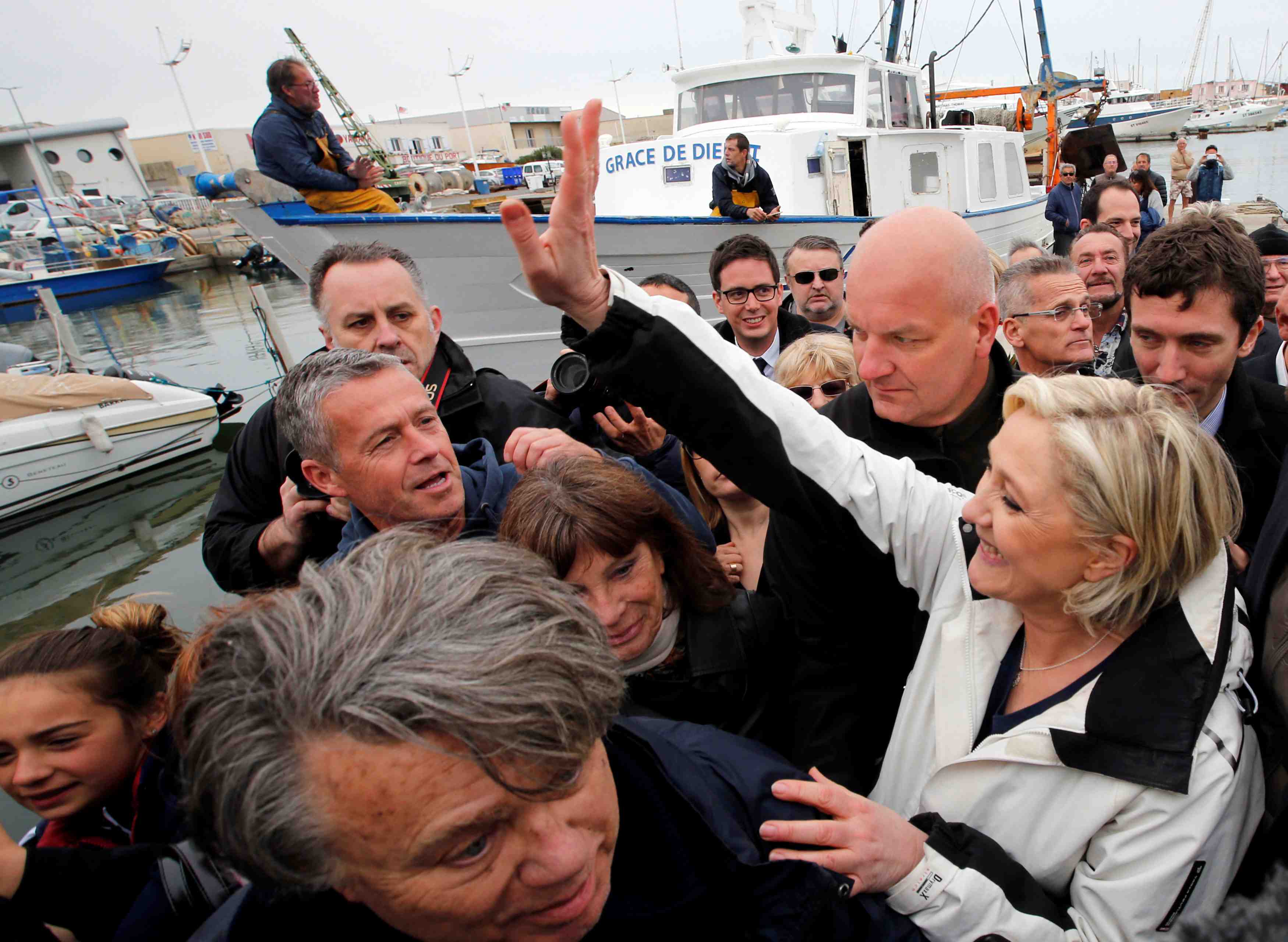 Le pen joue le "peuple" contre l'"oligarchie"