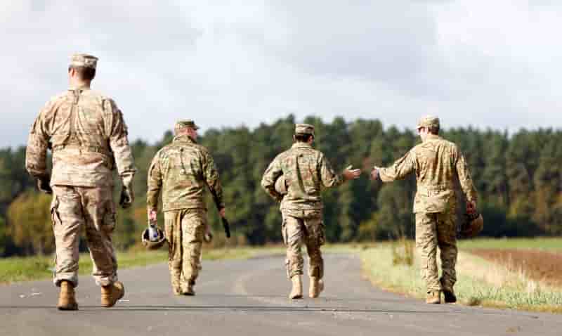 Trump precise son interdiction des personnes transgenres dans l'armee
