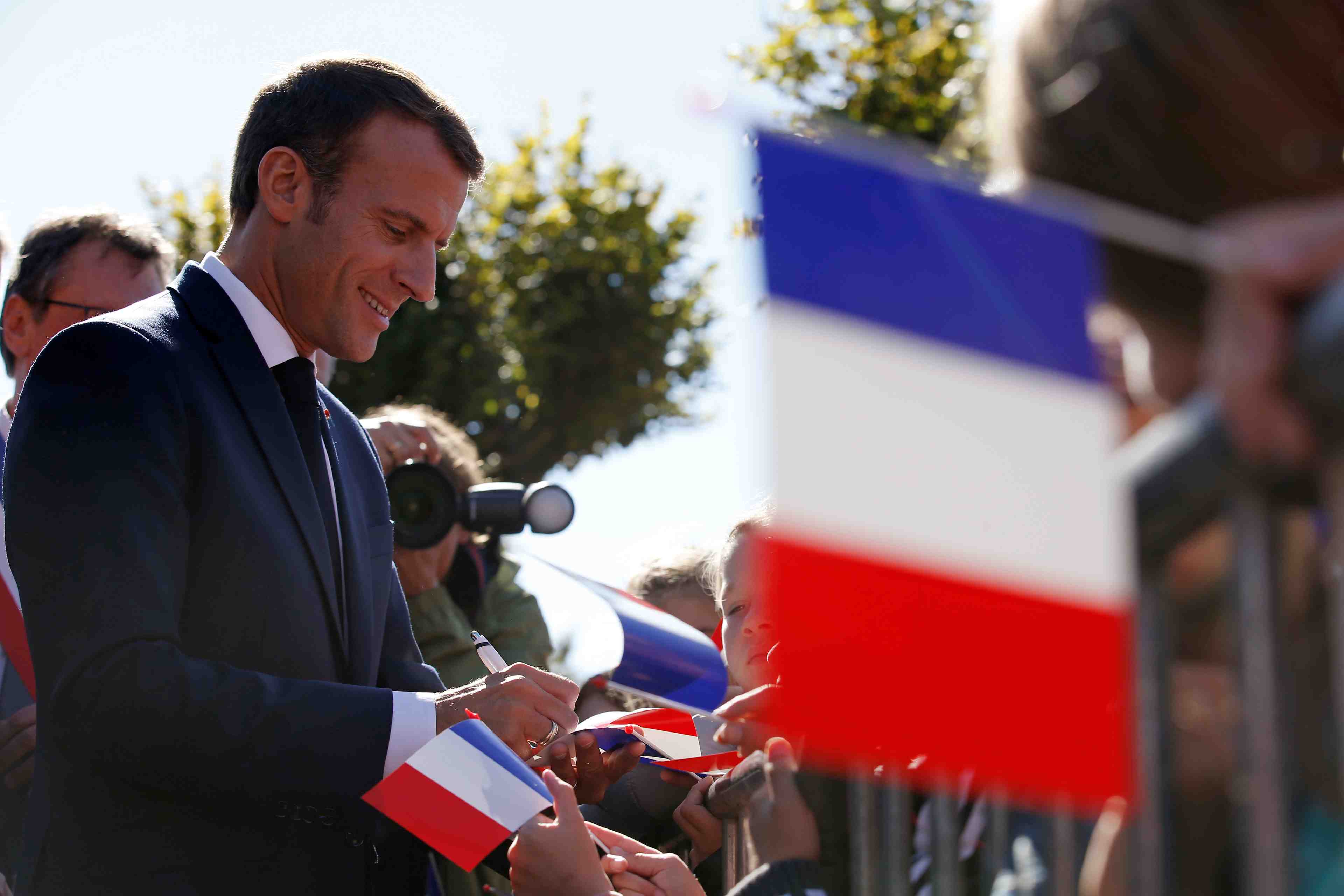 La ve republique, rempart contre "les peripeties", dit macron