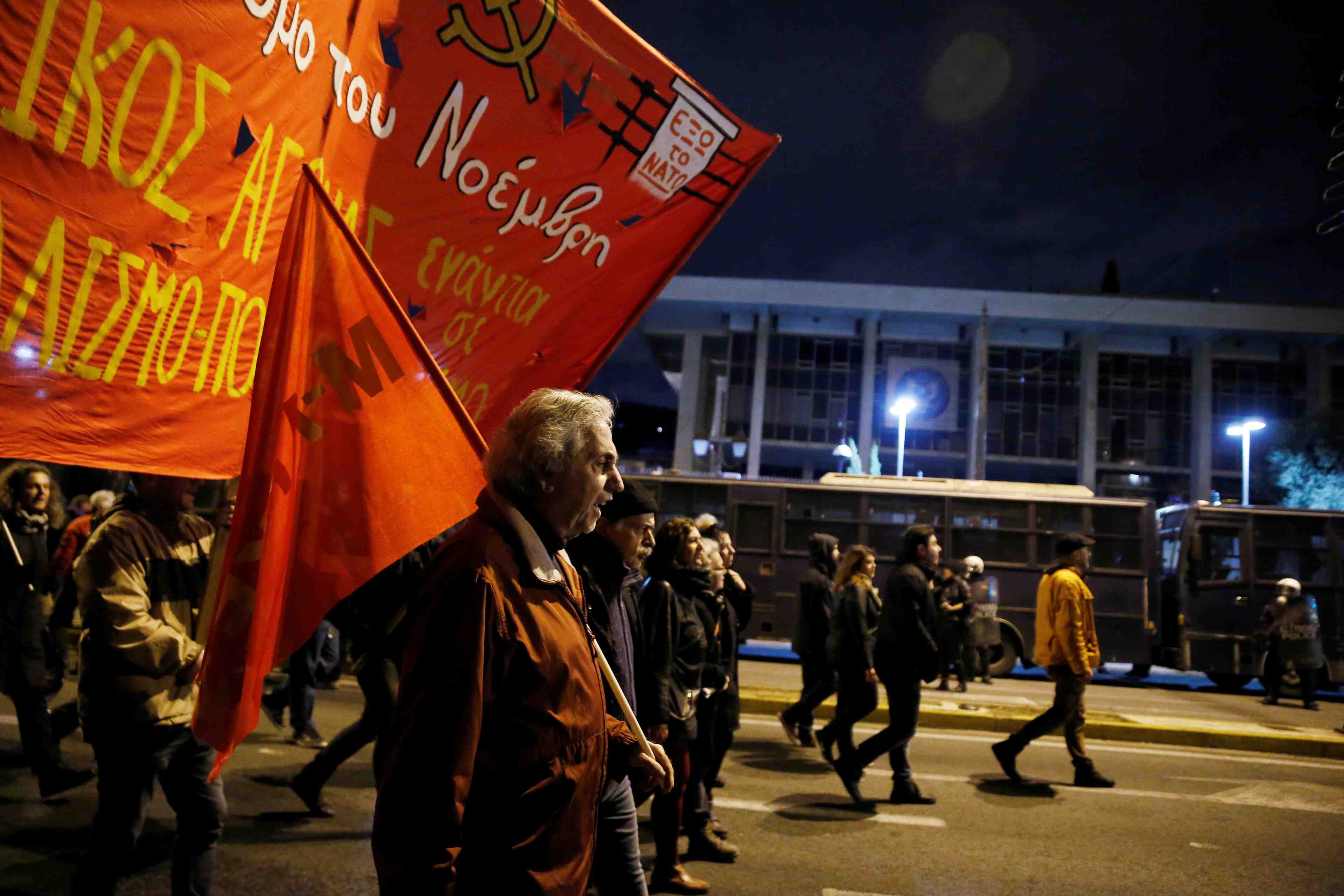 Heurts entre jeunes et policiers apres une manifestation a athenes