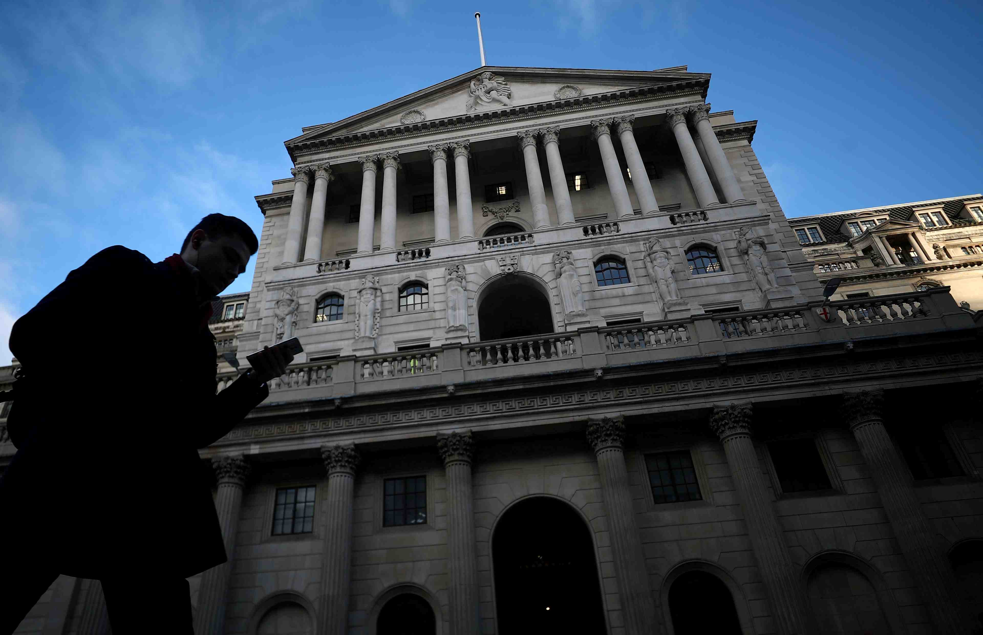 La boe reduit ses previsions de croissance, statu quo sur les taux